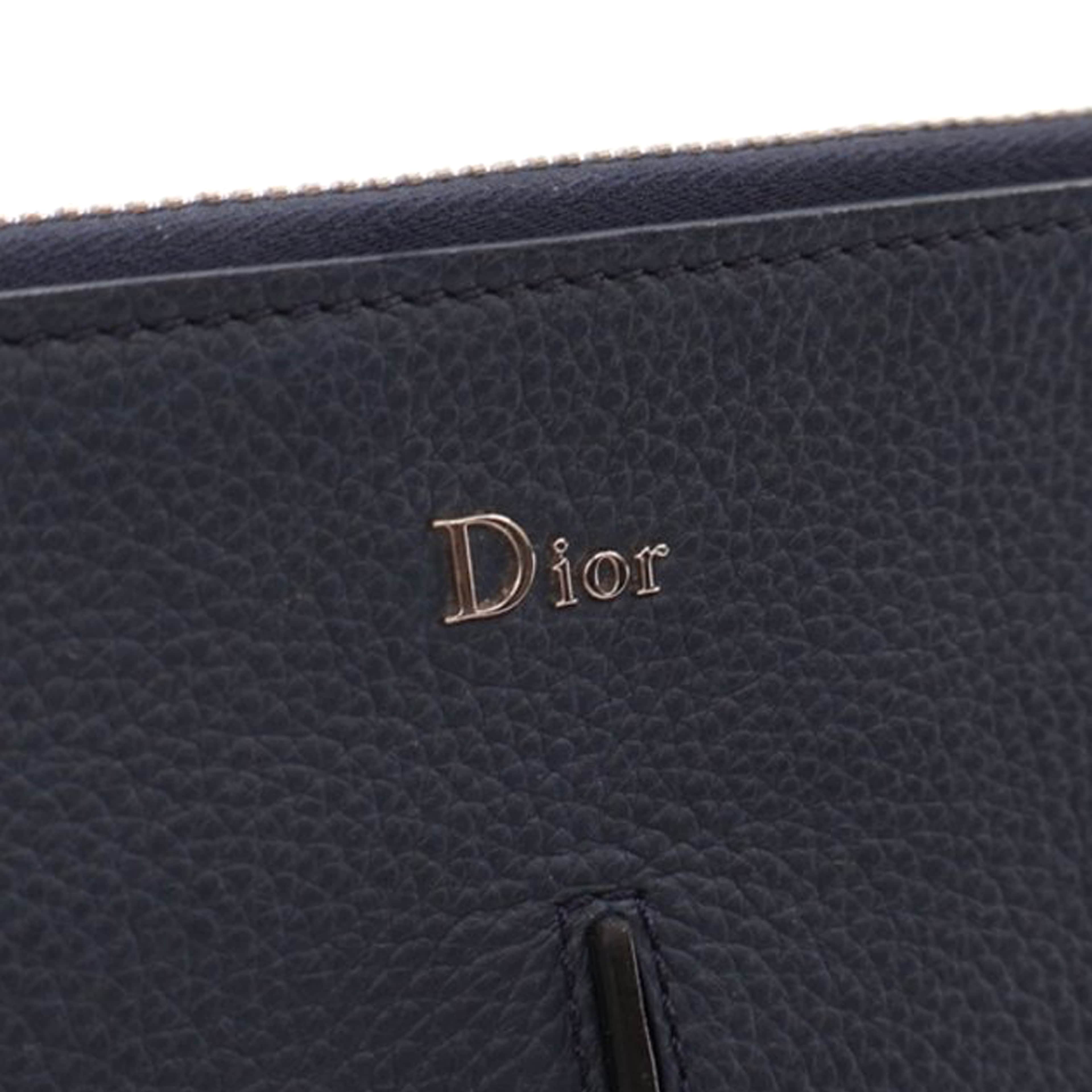 Dior Leather Document Case, från Luxclusif, i färgen navy. Klicka för att öppna bilden i stort format