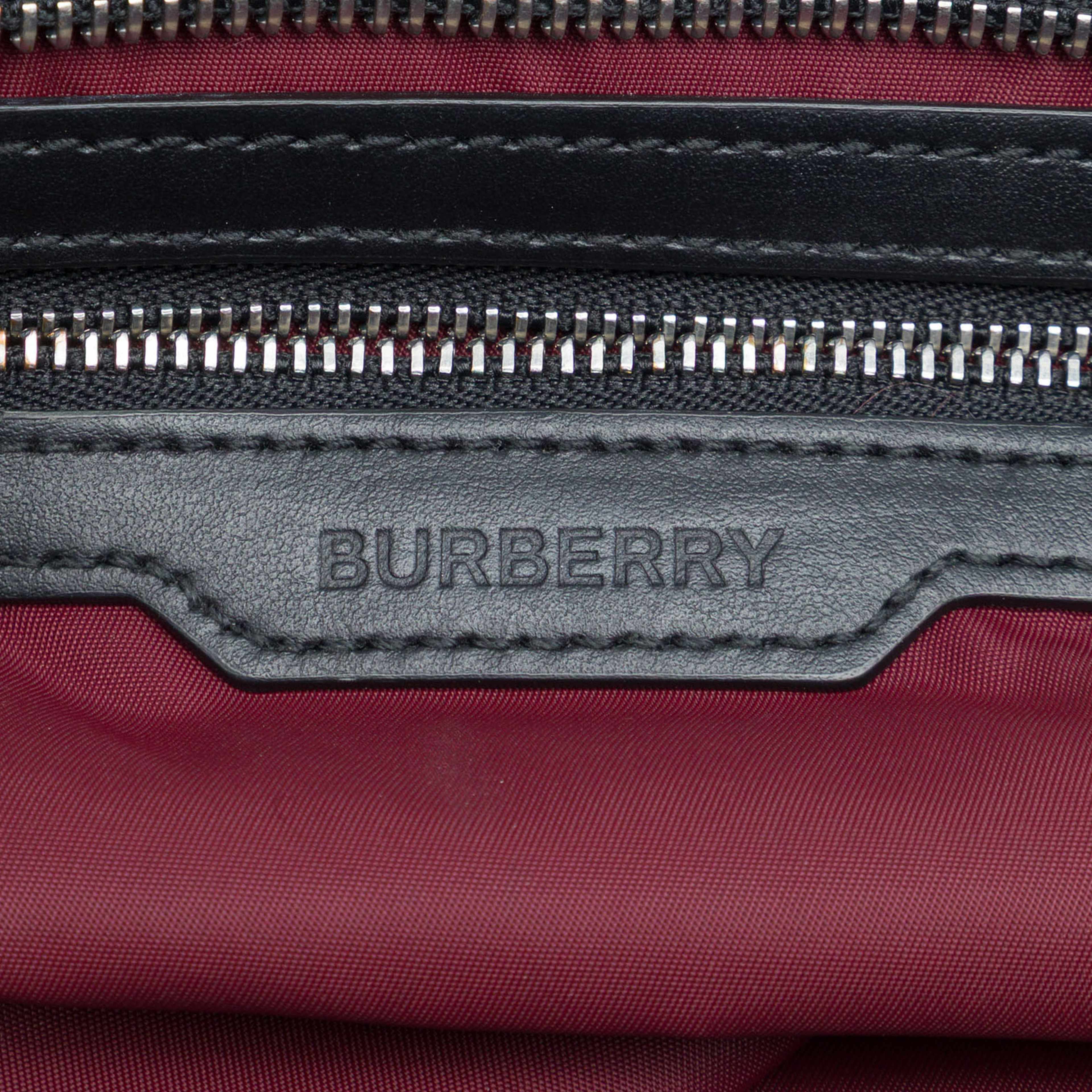 Burberry Eco Nylon Logo Tote, från Luxclusif, i färgen röd. Klicka för att öppna bilden i stort format