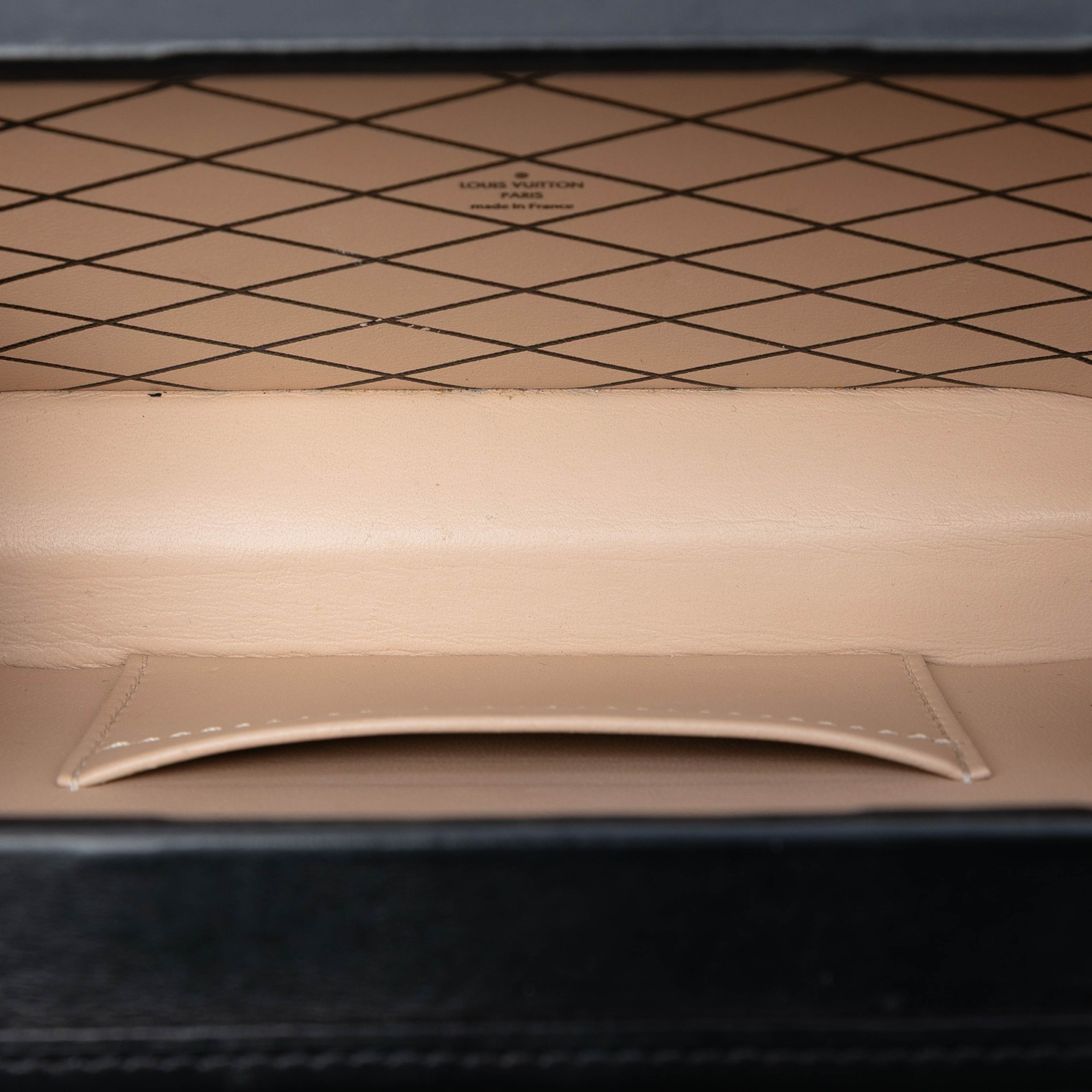 Louis Vuitton Monogram Blossom Petite Malle, från Luxclusif, i färgen brown. Klicka för att öppna bilden i stort format