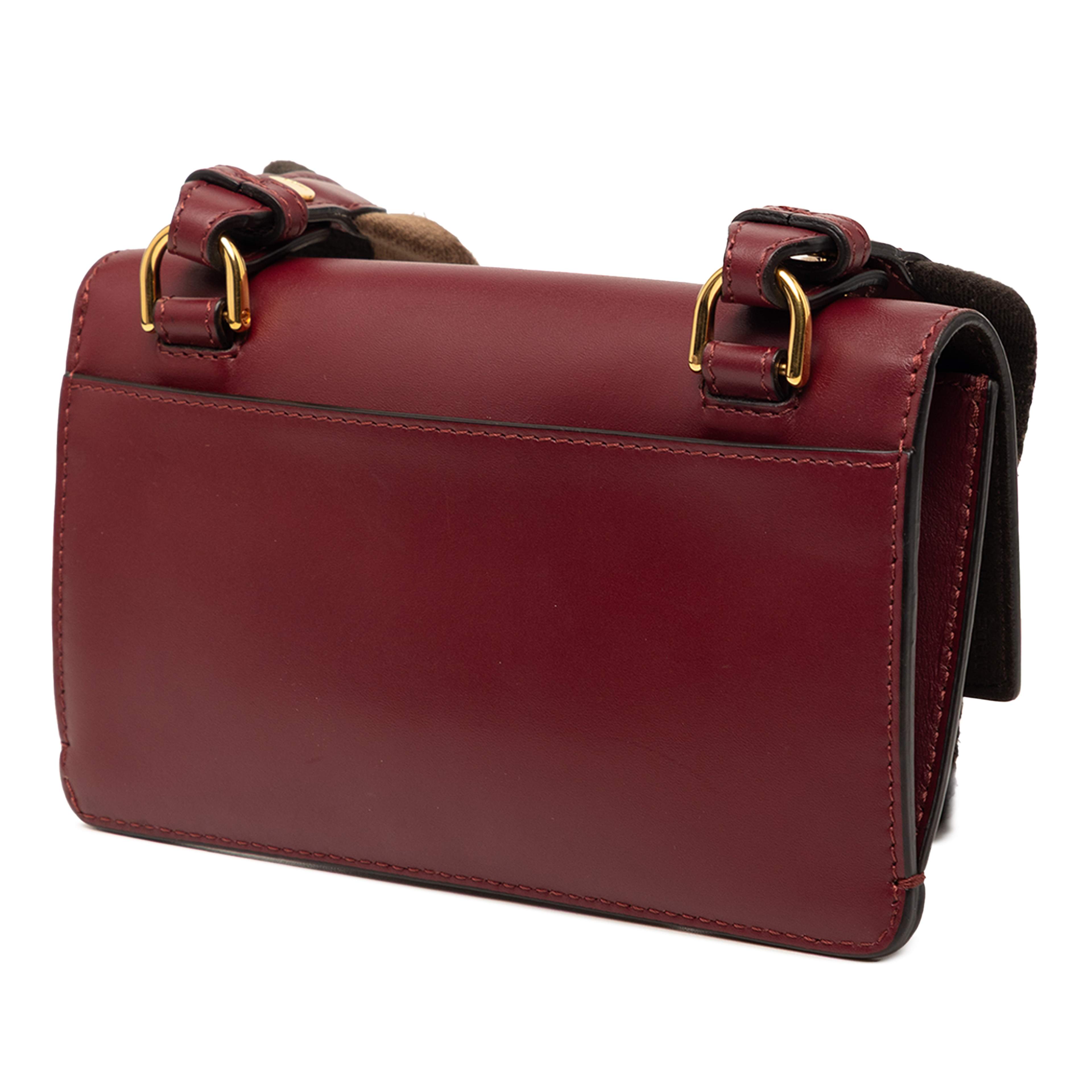 Fendi Mini Leather Flat Baguette Crossbody, från Luxclusif, i färgen röd. Klicka för att öppna bilden i stort format