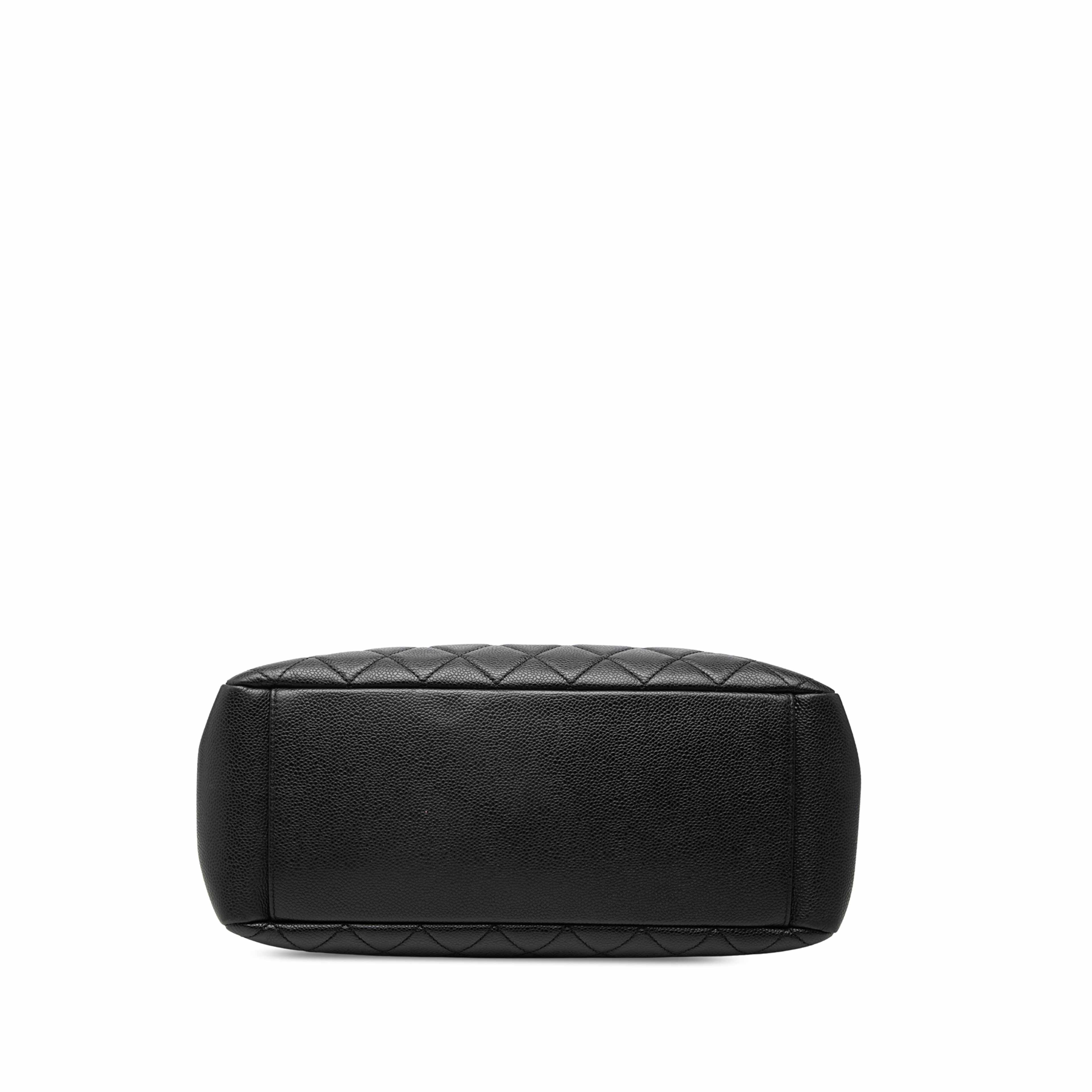 Chanel Caviar Grand Shopping Tote, från Luxclusif, i färgen svart. Klicka för att öppna bilden i stort format