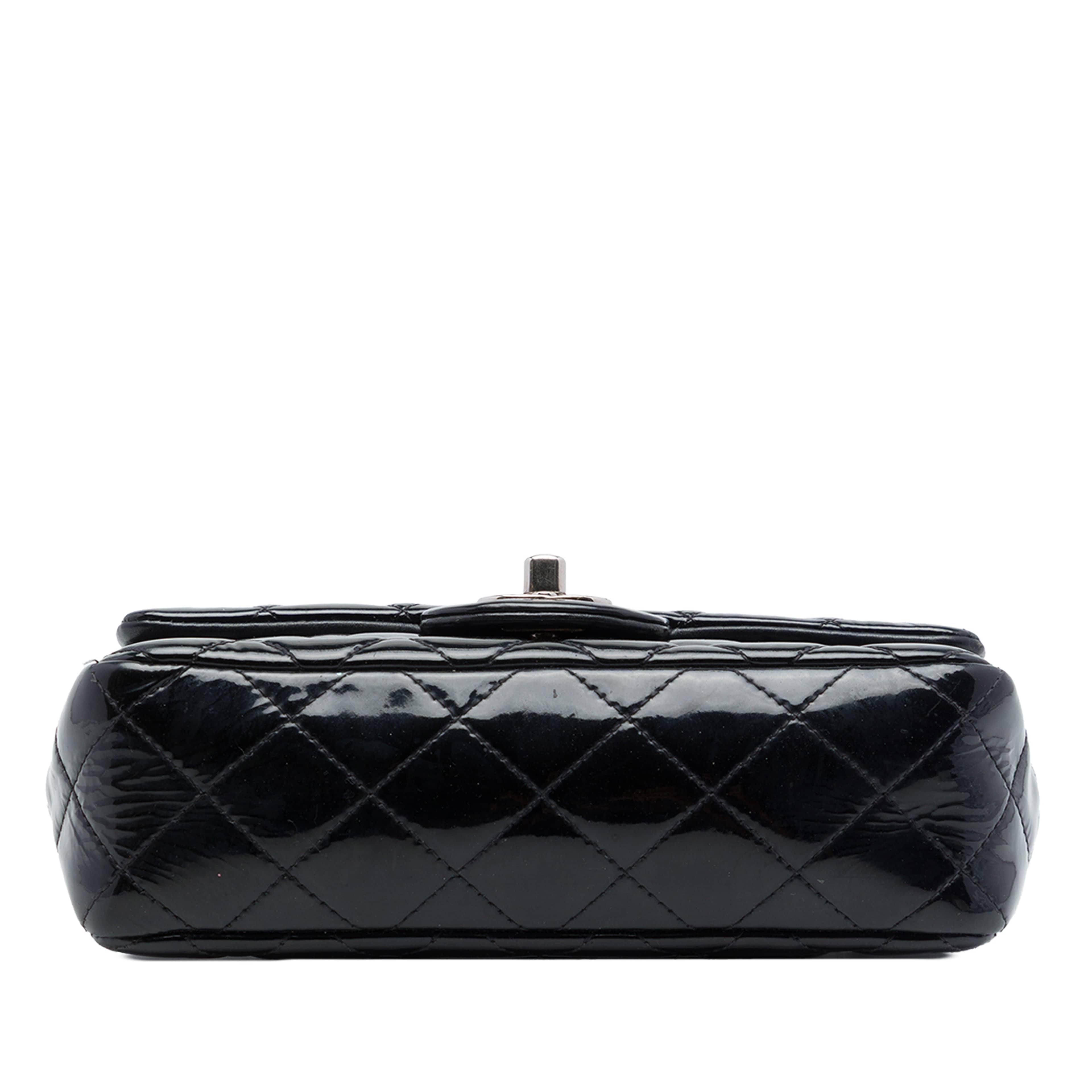 Chanel Mini Rectangular Classic Patent Single Flap, från Luxclusif, i färgen svart. Klicka för att öppna bilden i stort format