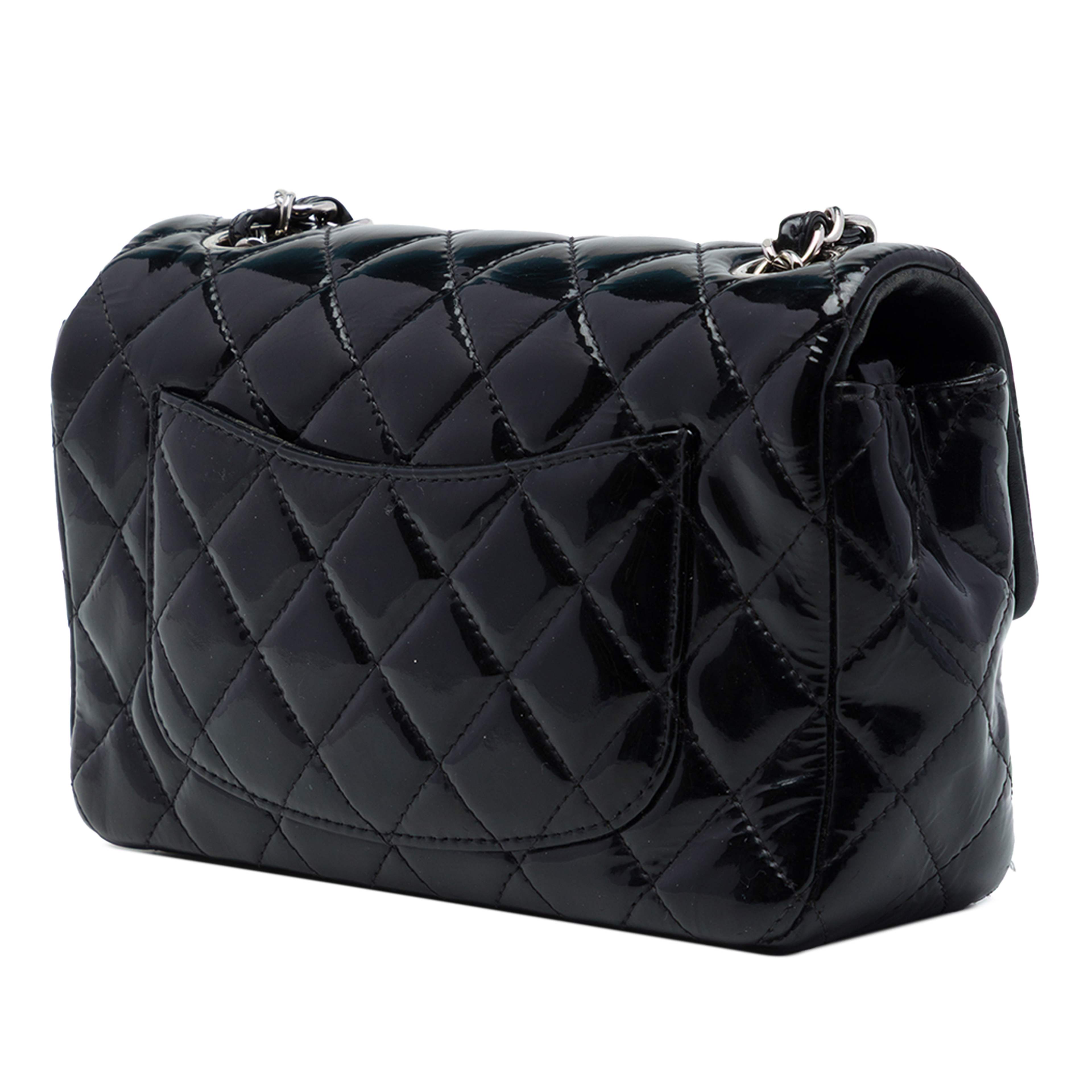 Chanel Mini Rectangular Classic Patent Single Flap, från Luxclusif, i färgen svart. Klicka för att öppna bilden i stort format