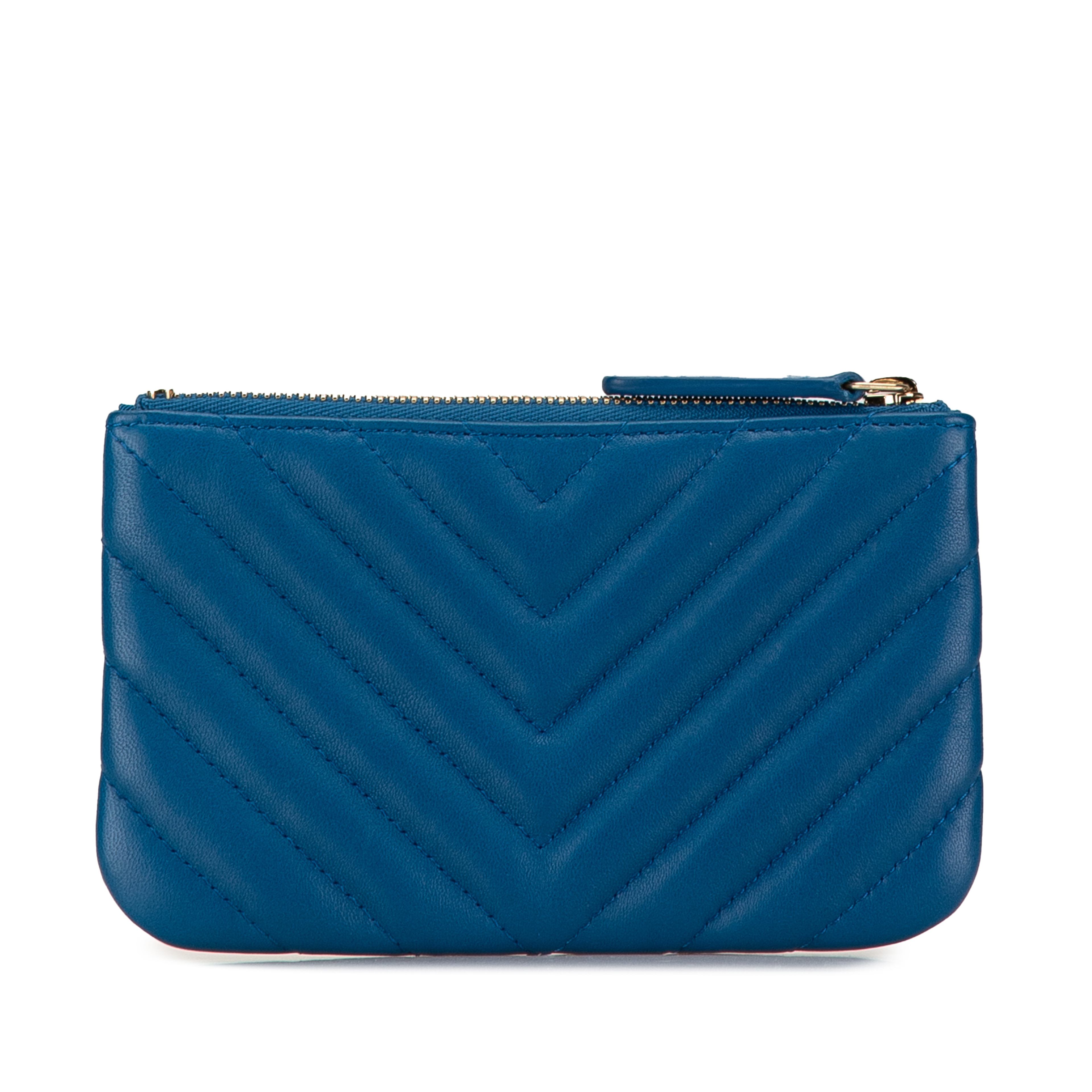 Chanel Chevron Lambskin O Case Pouch, från Luxclusif, i färgen blue. Klicka för att öppna bilden i stort format