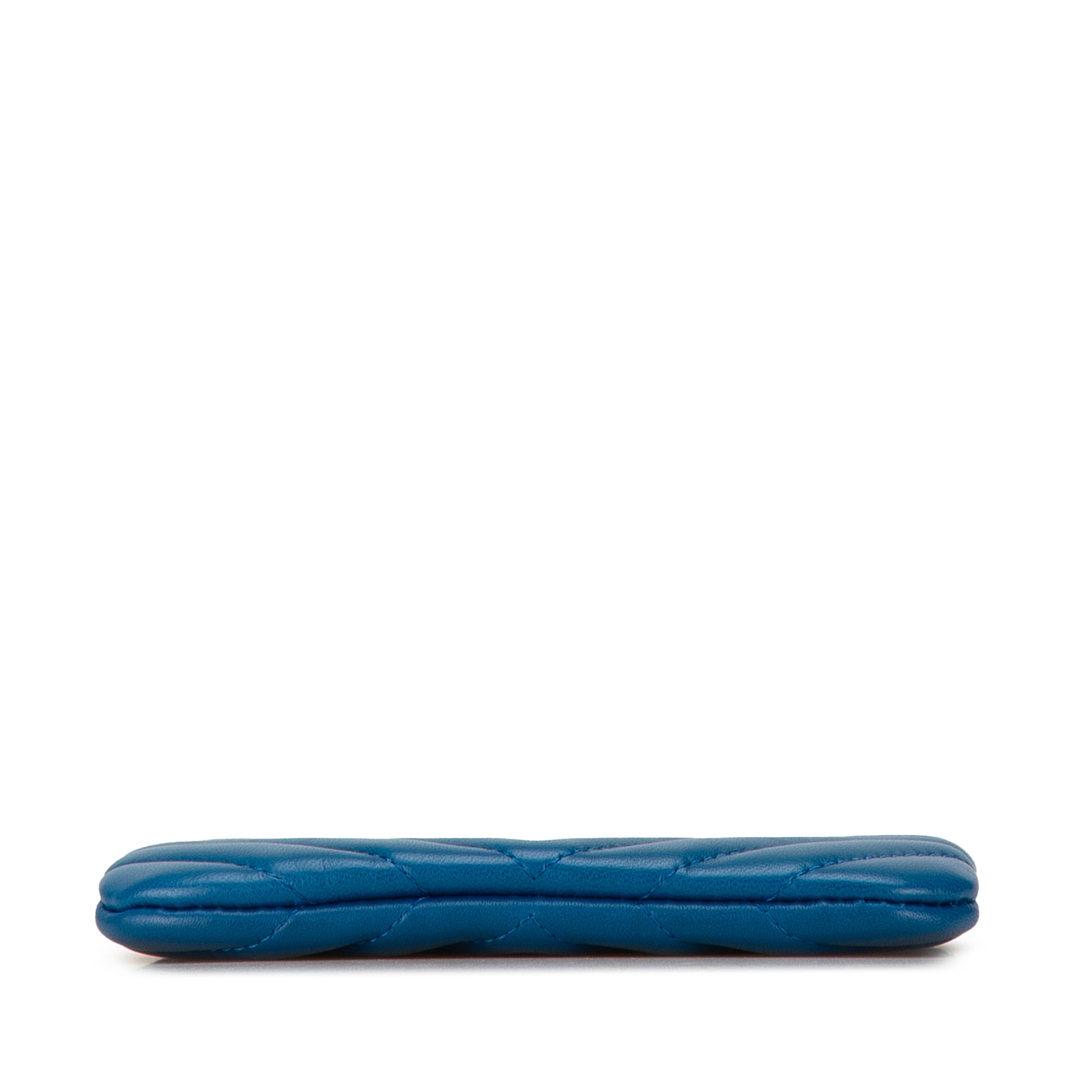 Chanel Chevron Lambskin O Case Pouch, från Luxclusif, i färgen blue. Klicka för att öppna bilden i stort format