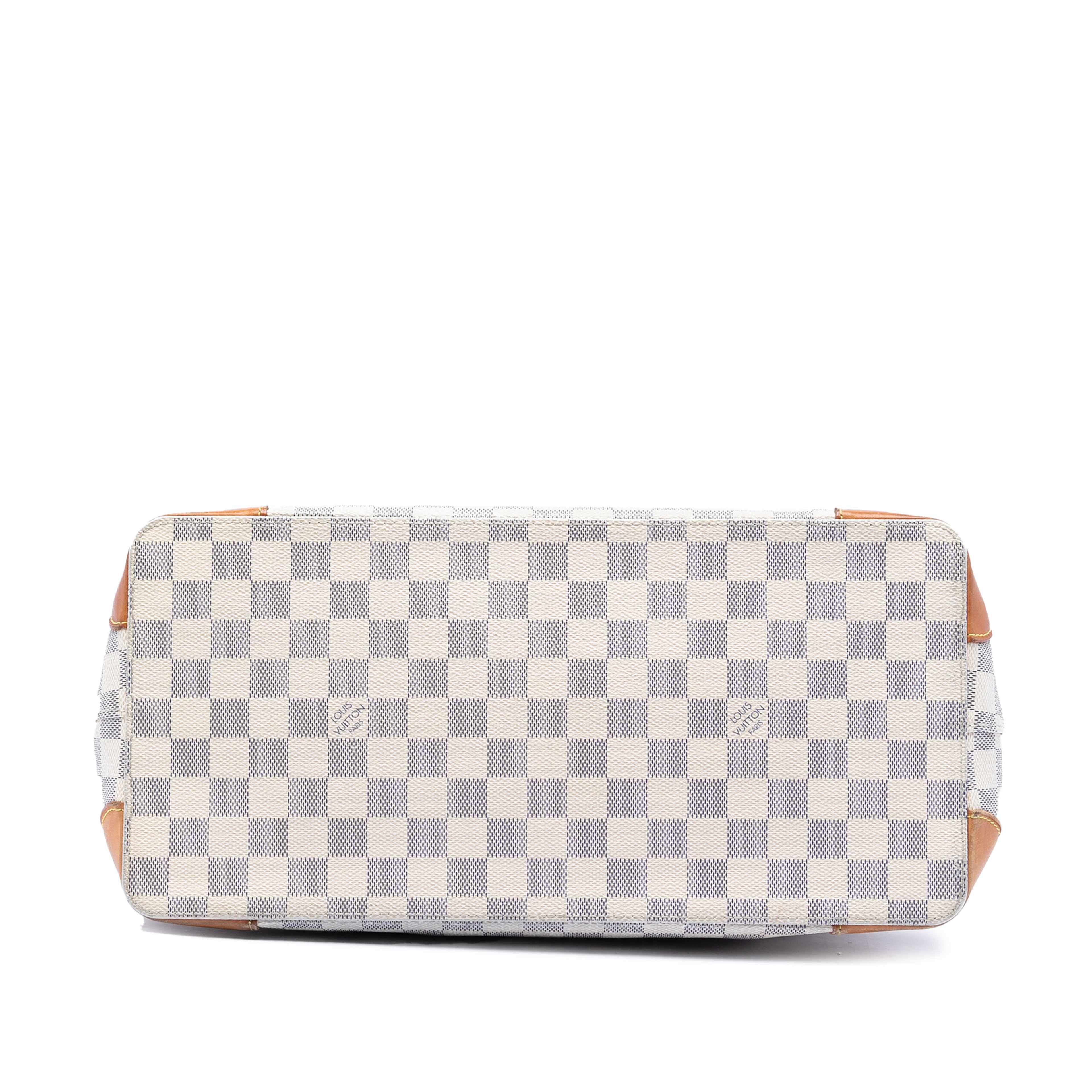 Louis Vuitton Damier Azur Hampstead Mm, från Luxclusif, i färgen vit. Klicka för att öppna bilden i stort format