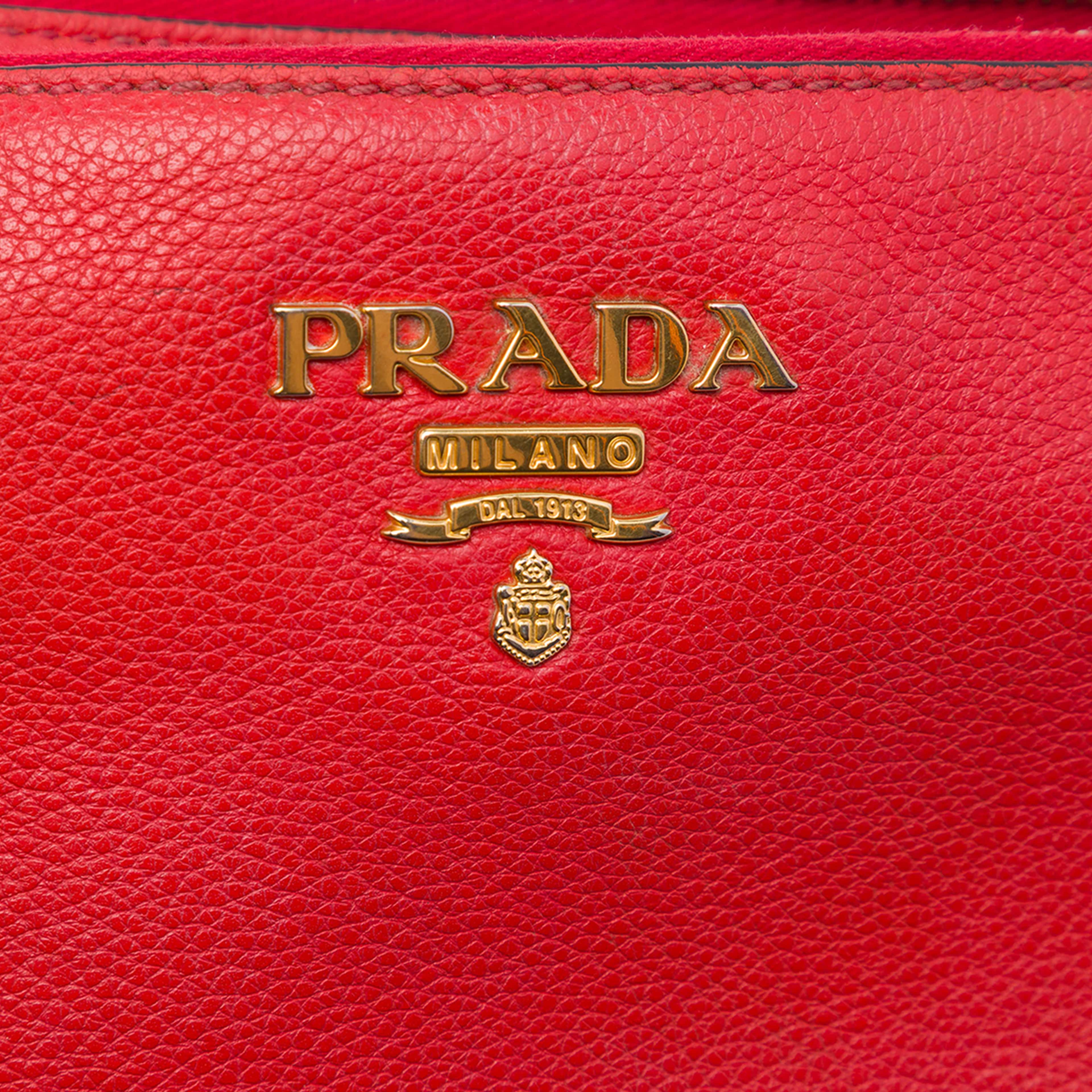 Prada Vitello Daino Crossbody, från Luxclusif, i färgen röd. Klicka för att öppna bilden i stort format