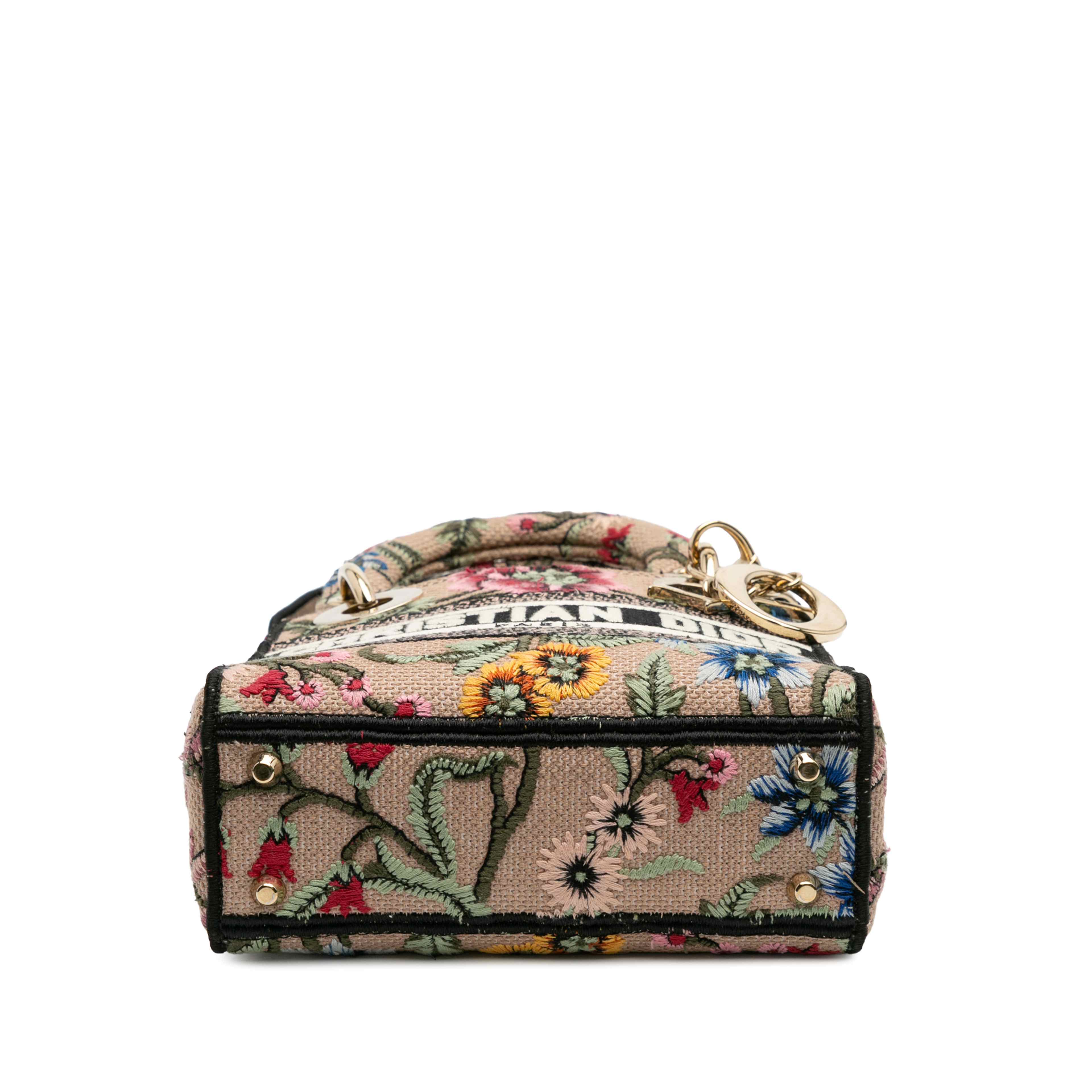 Dior Mini Embroidered Canvas Mille Fleurs Lady D Lite, från Luxclusif, i färgen beige. Klicka för att öppna bilden i stort format