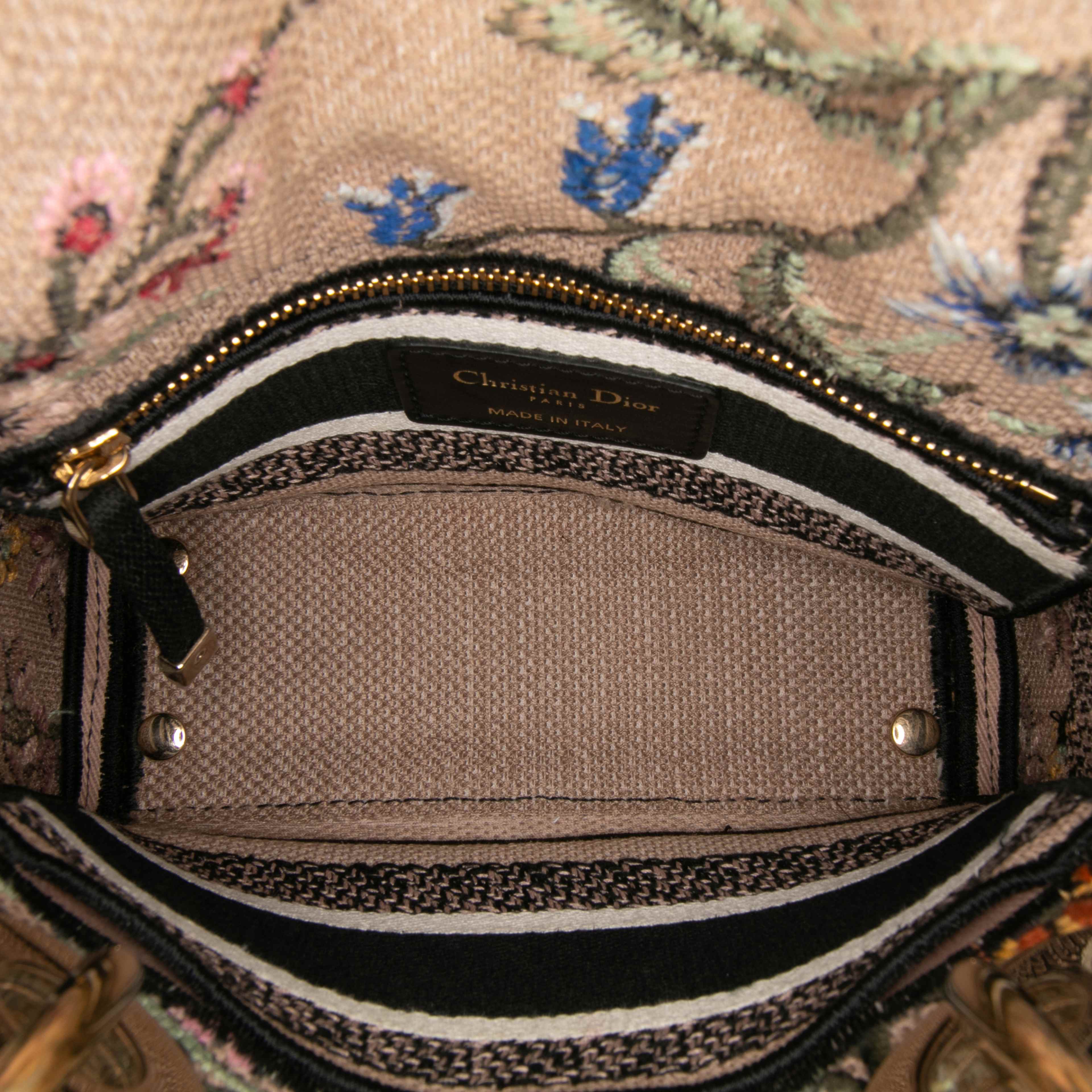 Dior Mini Embroidered Canvas Mille Fleurs Lady D Lite, från Luxclusif, i färgen beige. Klicka för att öppna bilden i stort format