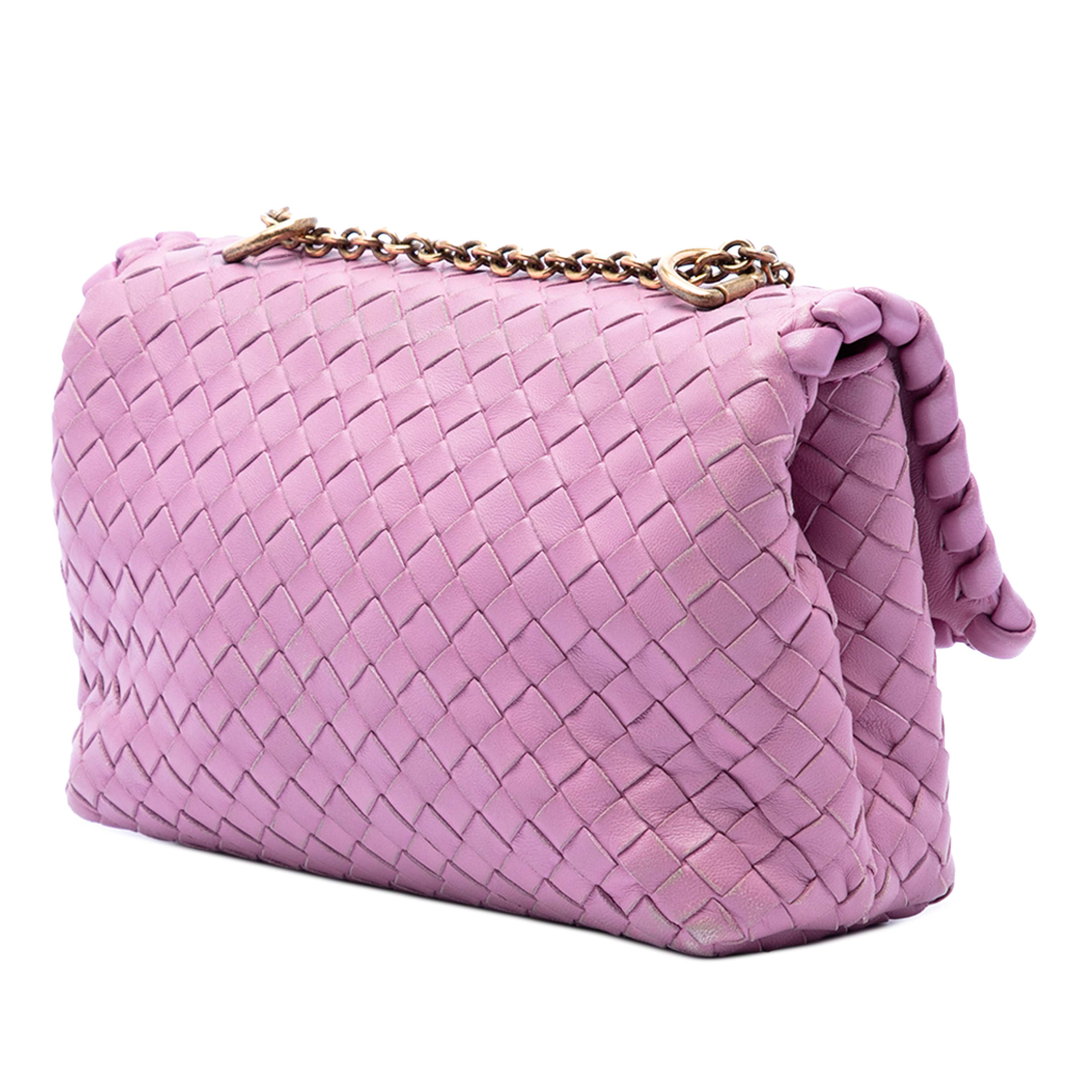 Bottega Veneta Baby Nappa Intrecciato Olimpia Crossbody, från Luxclusif, i färgen rosa. Klicka för att öppna bilden i stort format