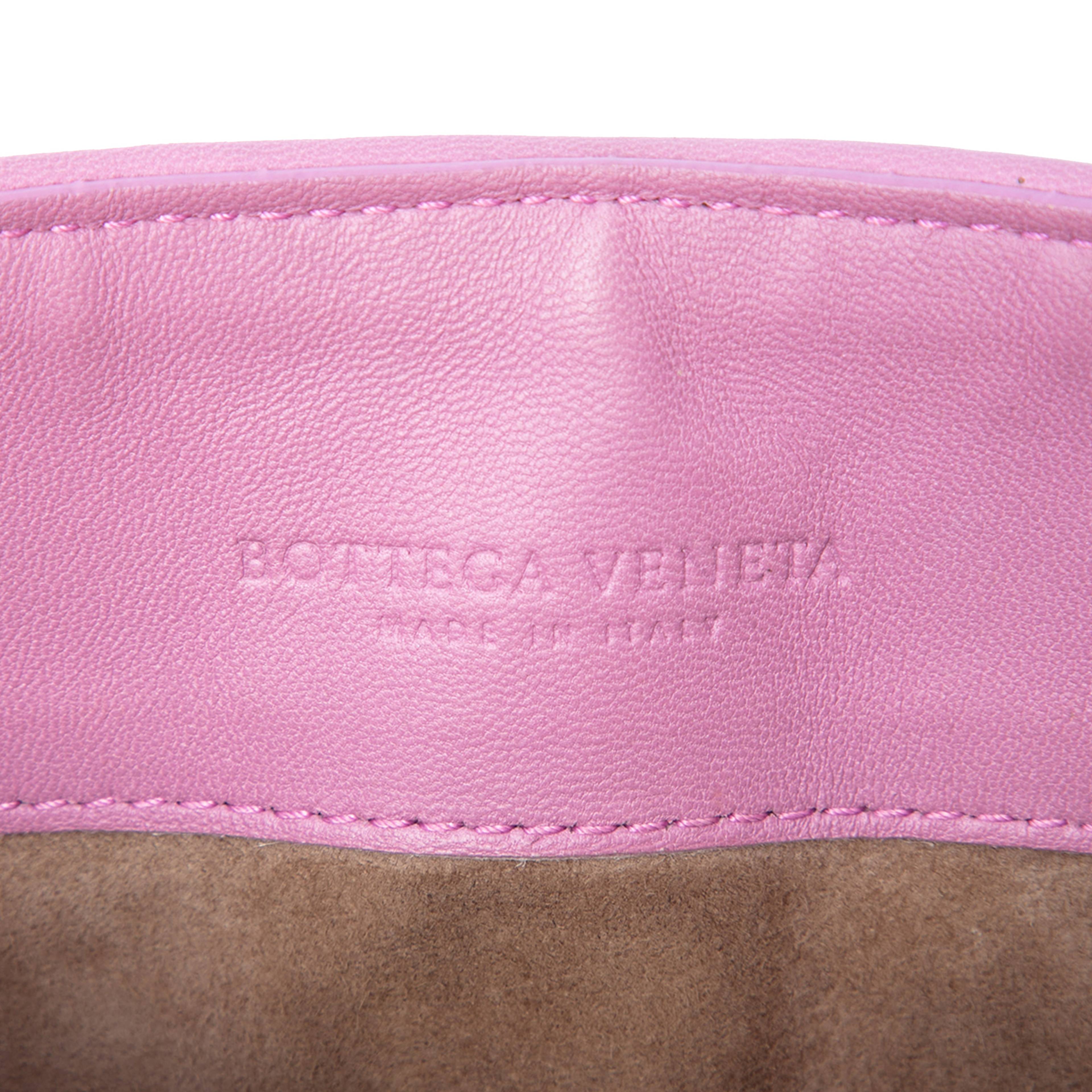 Bottega Veneta Baby Nappa Intrecciato Olimpia Crossbody, från Luxclusif, i färgen pink. Klicka för att öppna bilden i stort format