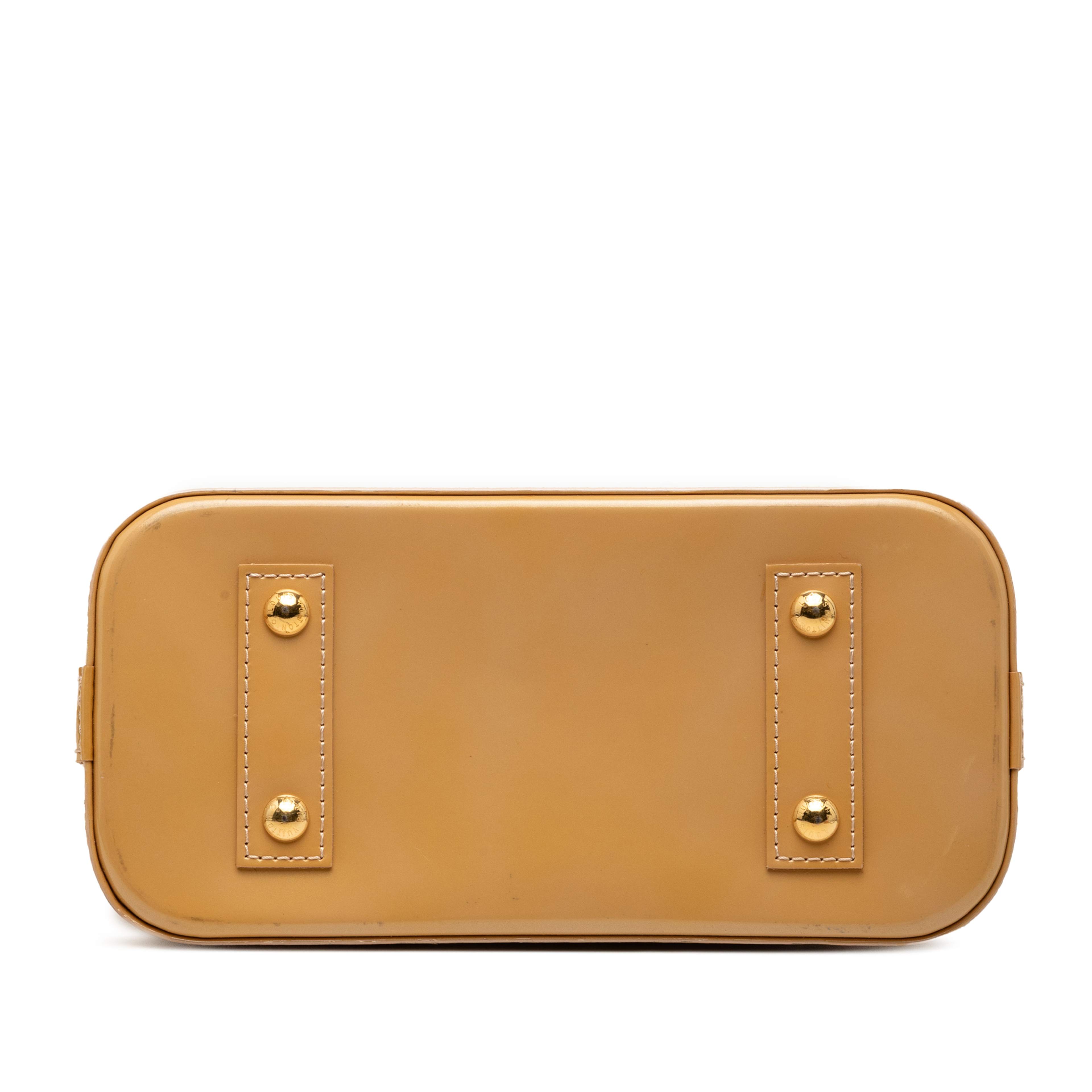 Louis Vuitton Monogram Vernis Alma Bb, från Luxclusif, i färgen camel. Klicka för att öppna bilden i stort format