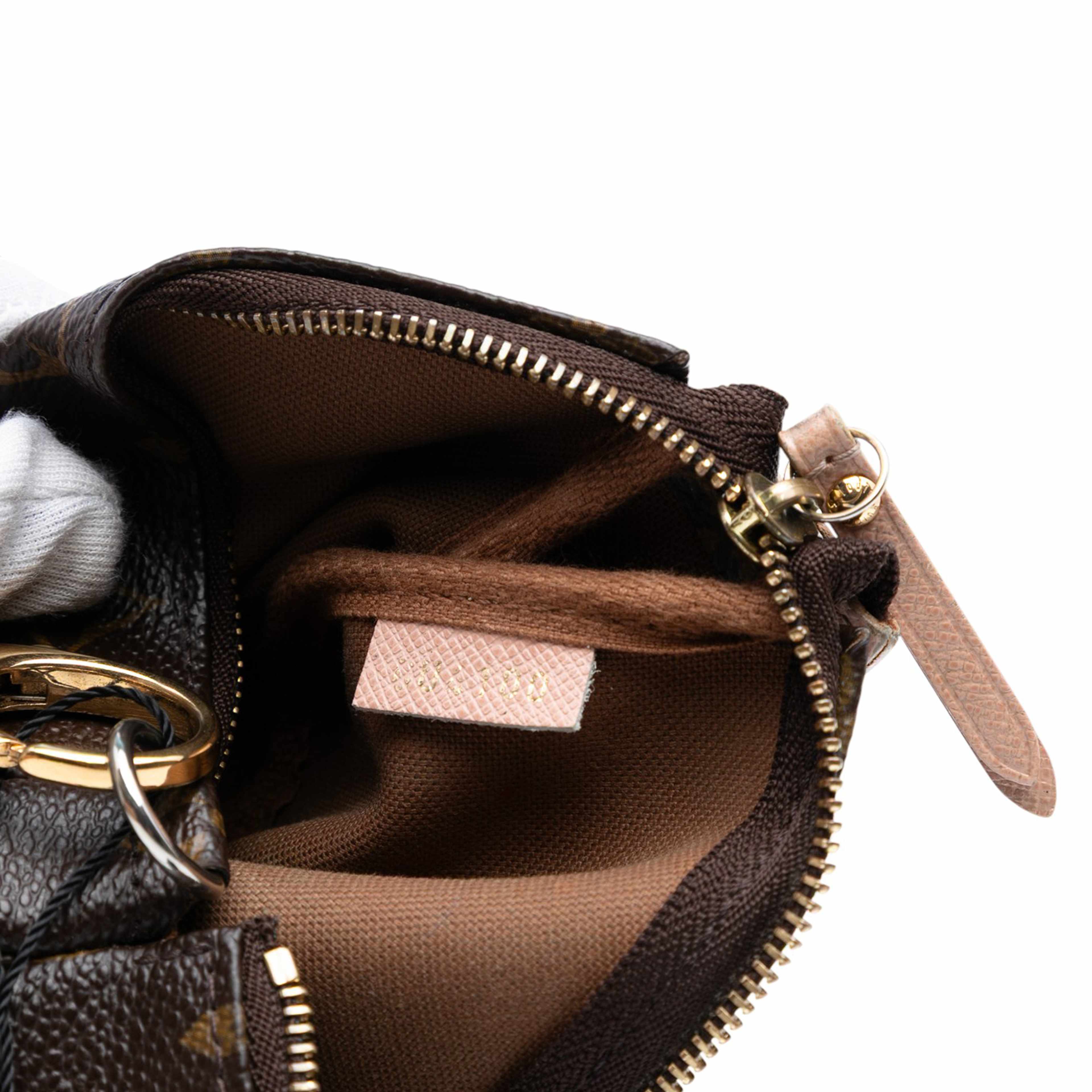 Louis Vuitton Monogram Affiche Mini Pochette Accessoires, från Luxclusif, i färgen brown. Klicka för att öppna bilden i stort format