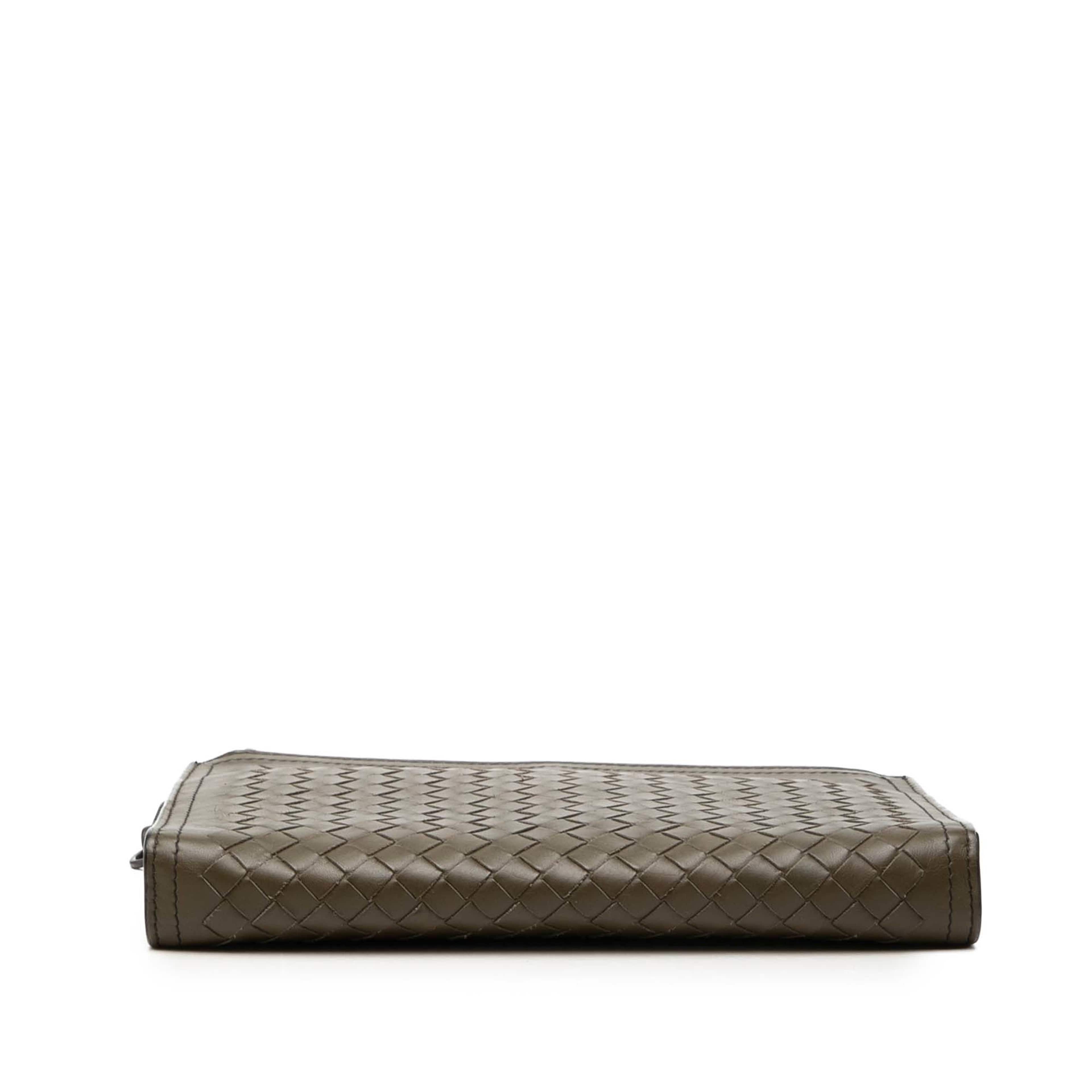 Bottega Veneta Nappa Intrecciato Double Zip Wristlet Clutch, från Luxclusif, i färgen dark khaki. Klicka för att öppna bilden i stort format