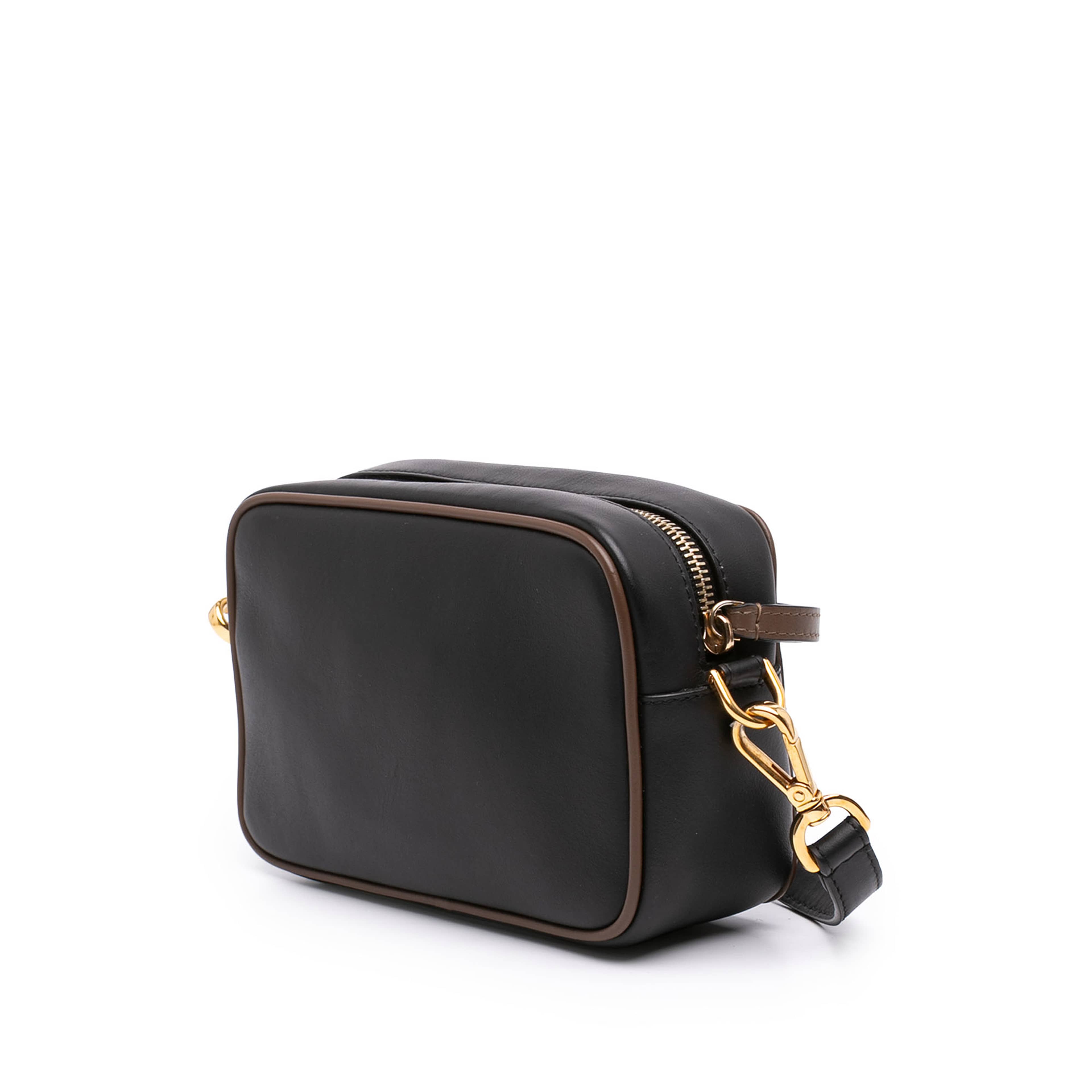 Fendi Mini Leather Stamp Patch 1974 Camera Bag, från Luxclusif, i färgen svart. Klicka för att öppna bilden i stort format