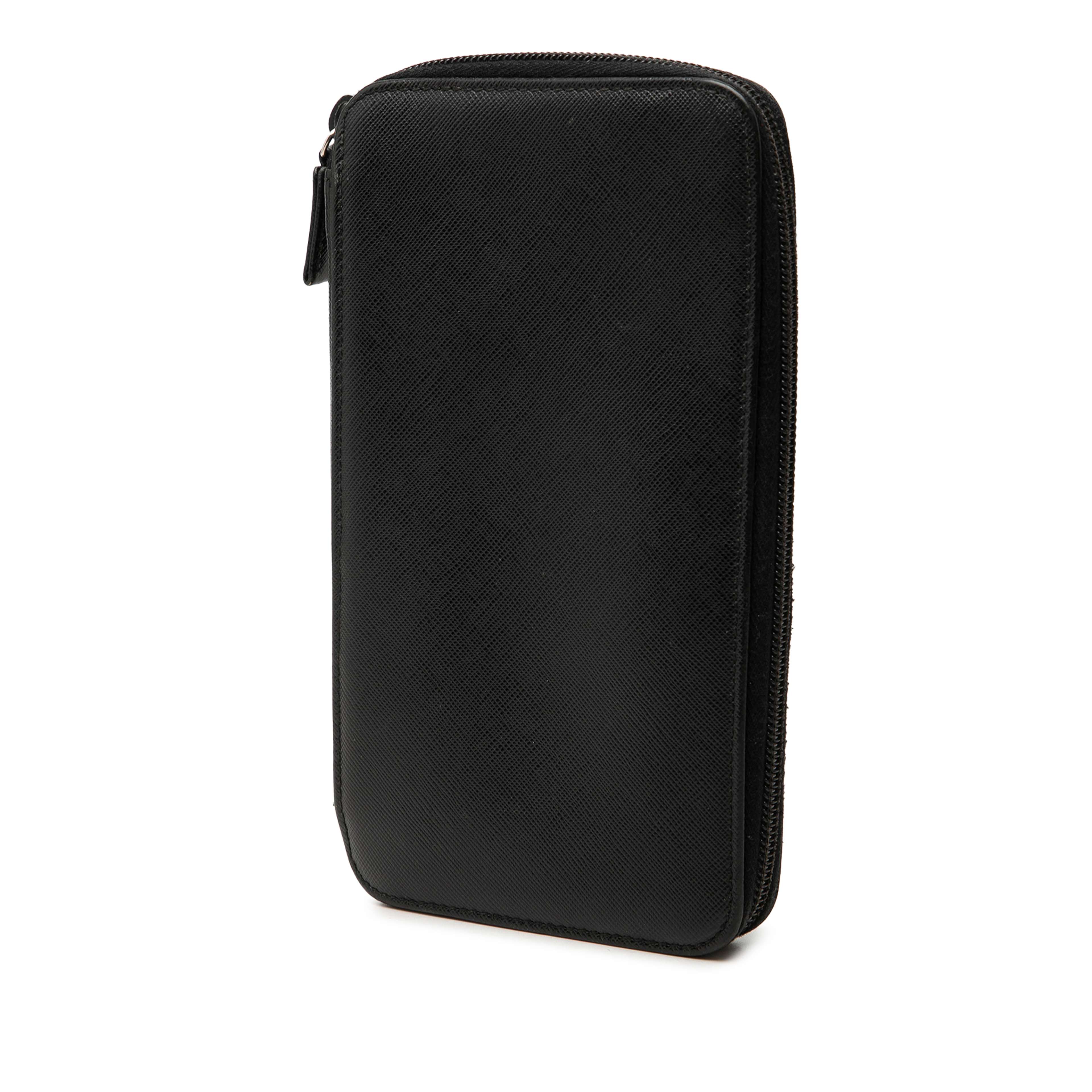 Prada Saffiano Zip Around Wallet, från Luxclusif, i färgen svart. Klicka för att öppna bilden i stort format