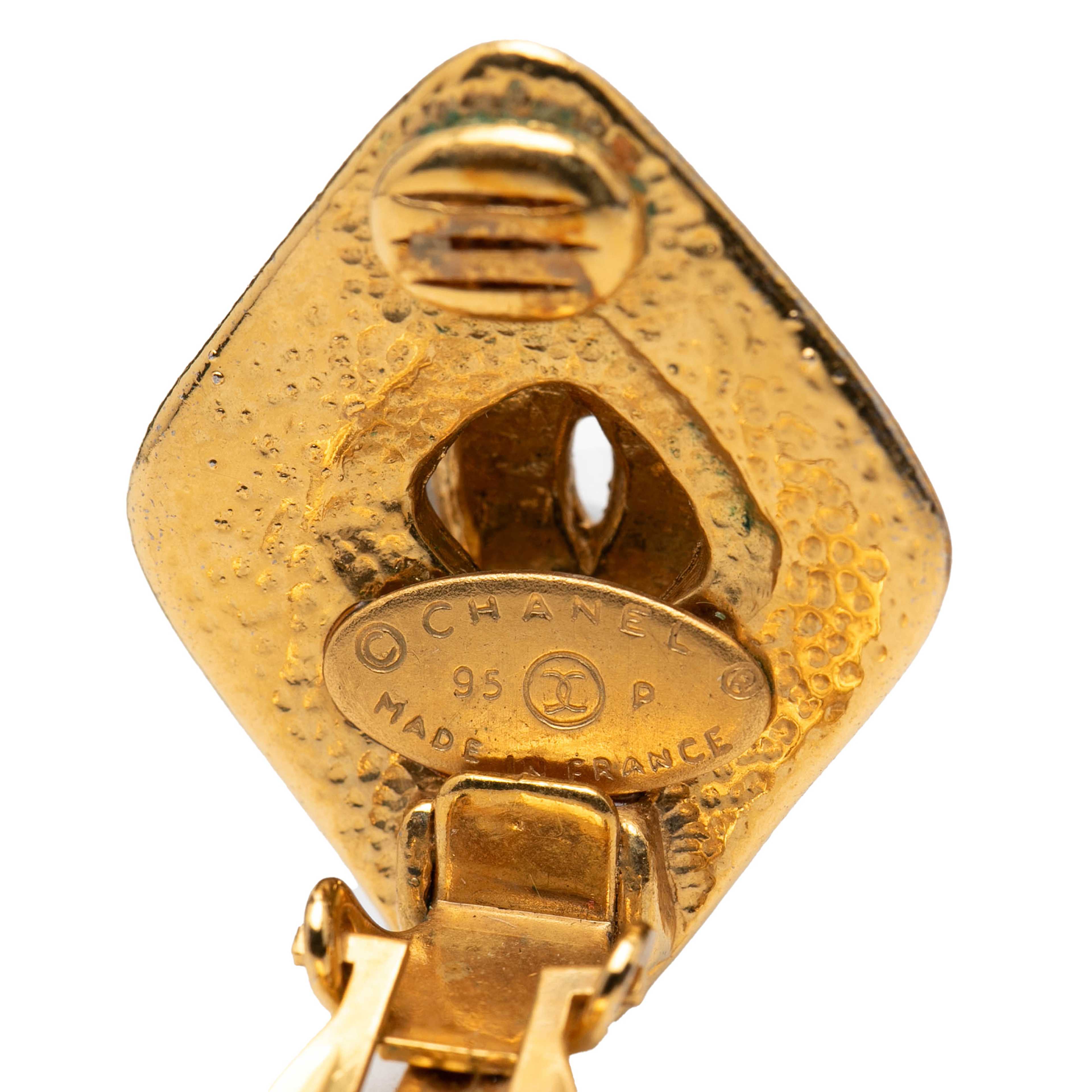 Chanel Cc Gold Plated Rhombus Clip On Earrings, från Luxclusif, i färgen gold. Klicka för att öppna bilden i stort format