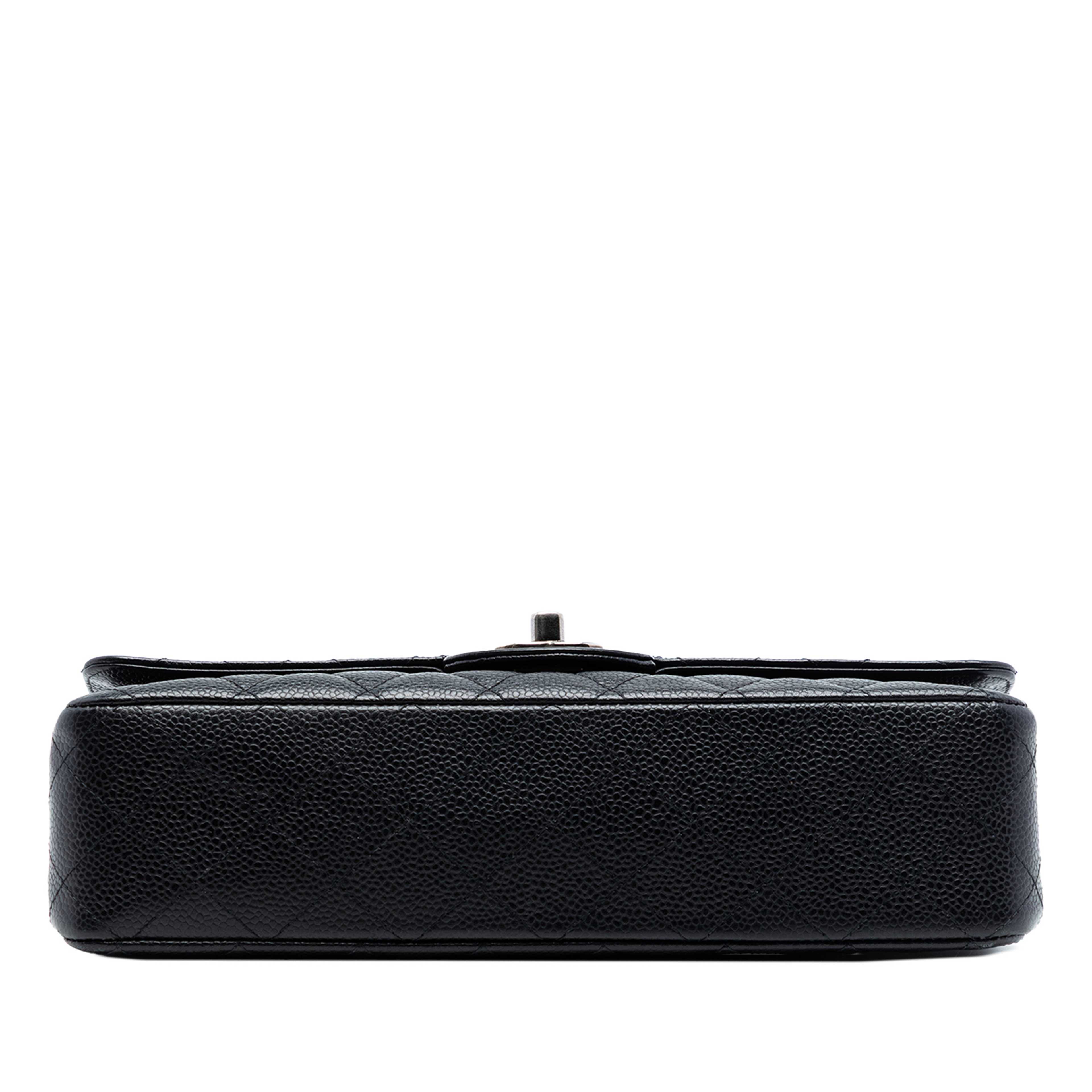 Chanel Medium Classic Caviar Double Flap, från Luxclusif, i färgen svart. Klicka för att öppna bilden i stort format