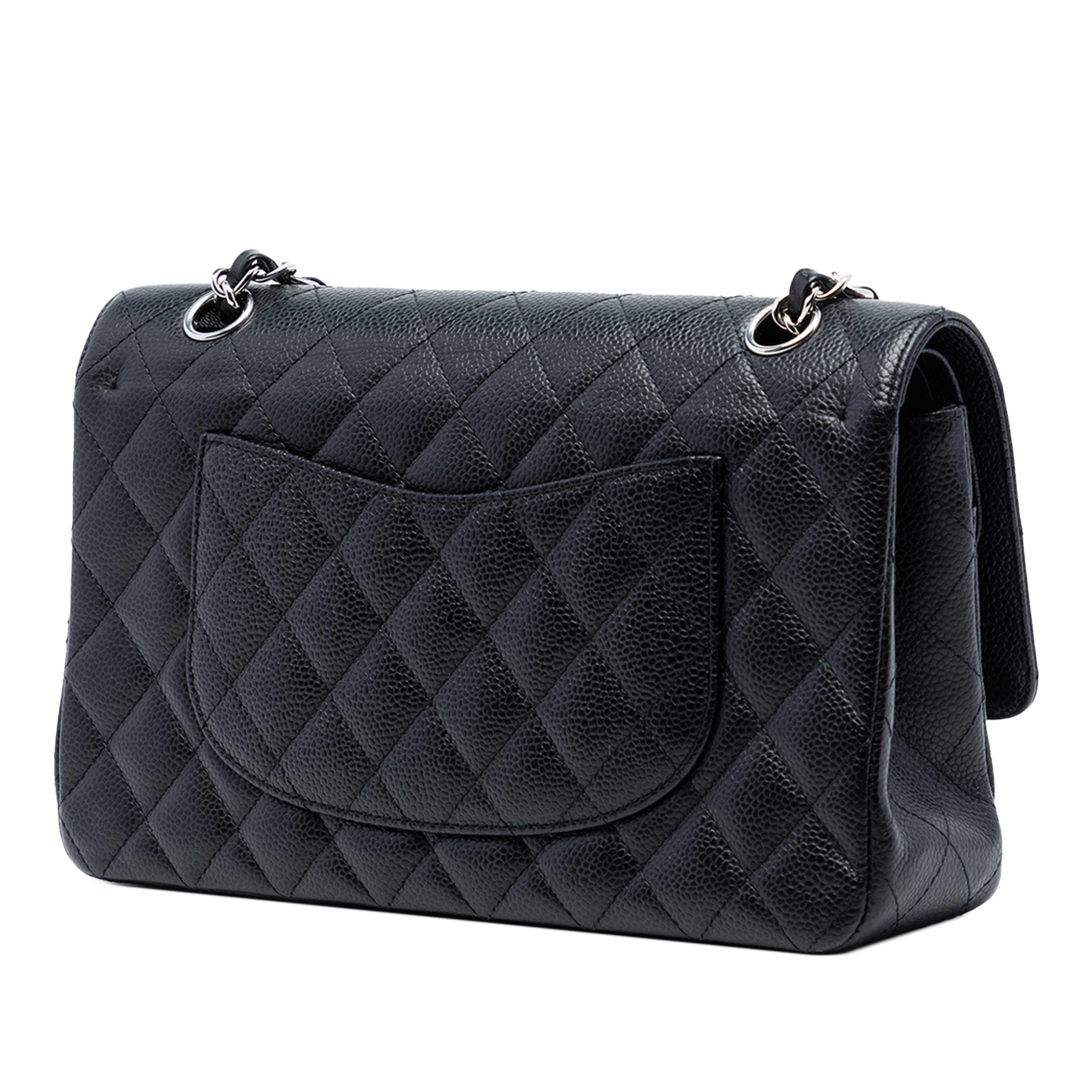 Chanel Medium Classic Caviar Double Flap, från Luxclusif, i färgen black. Klicka för att öppna bilden i stort format