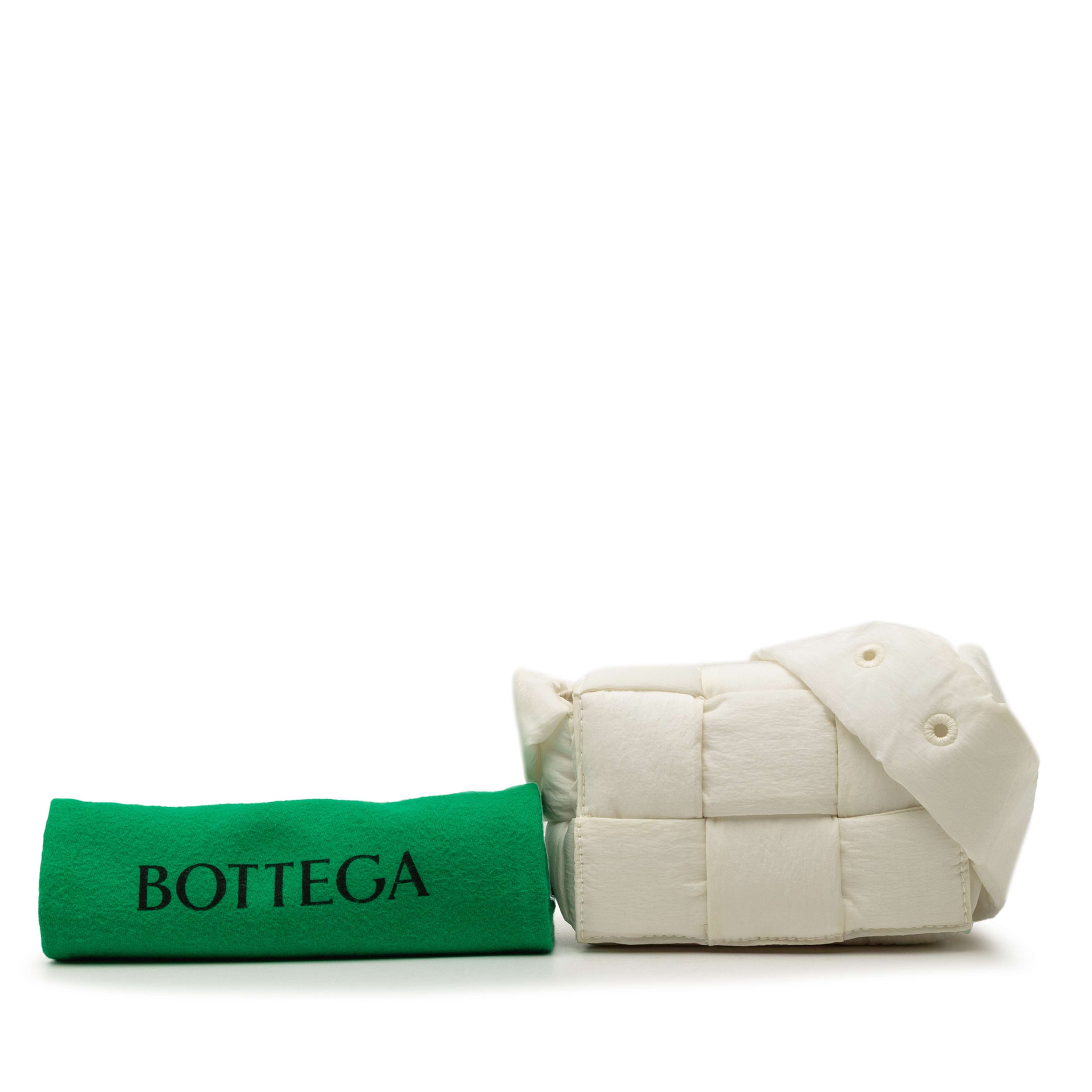 Bottega Veneta Candy Nylon Intrecciato Padded Tech Cassette Crossbody, från Luxclusif, i färgen vit. Klicka för att öppna bilden i stort format