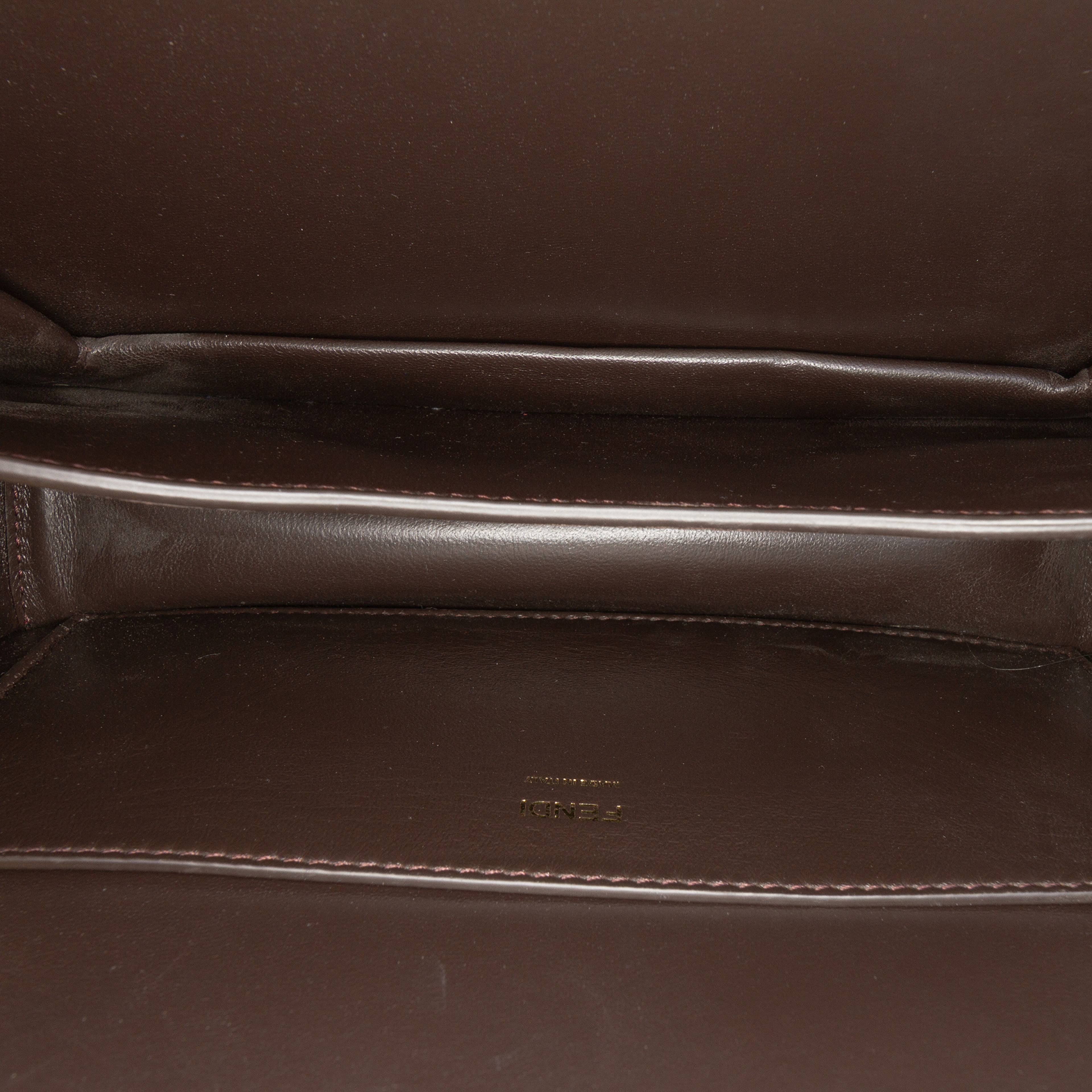 Fendi Calfskin Vitello King Nubuck Pequin Karligraphy Pocket Shoulder Bag, från Luxclusif, i färgen red. Klicka för att öppna bilden i stort format