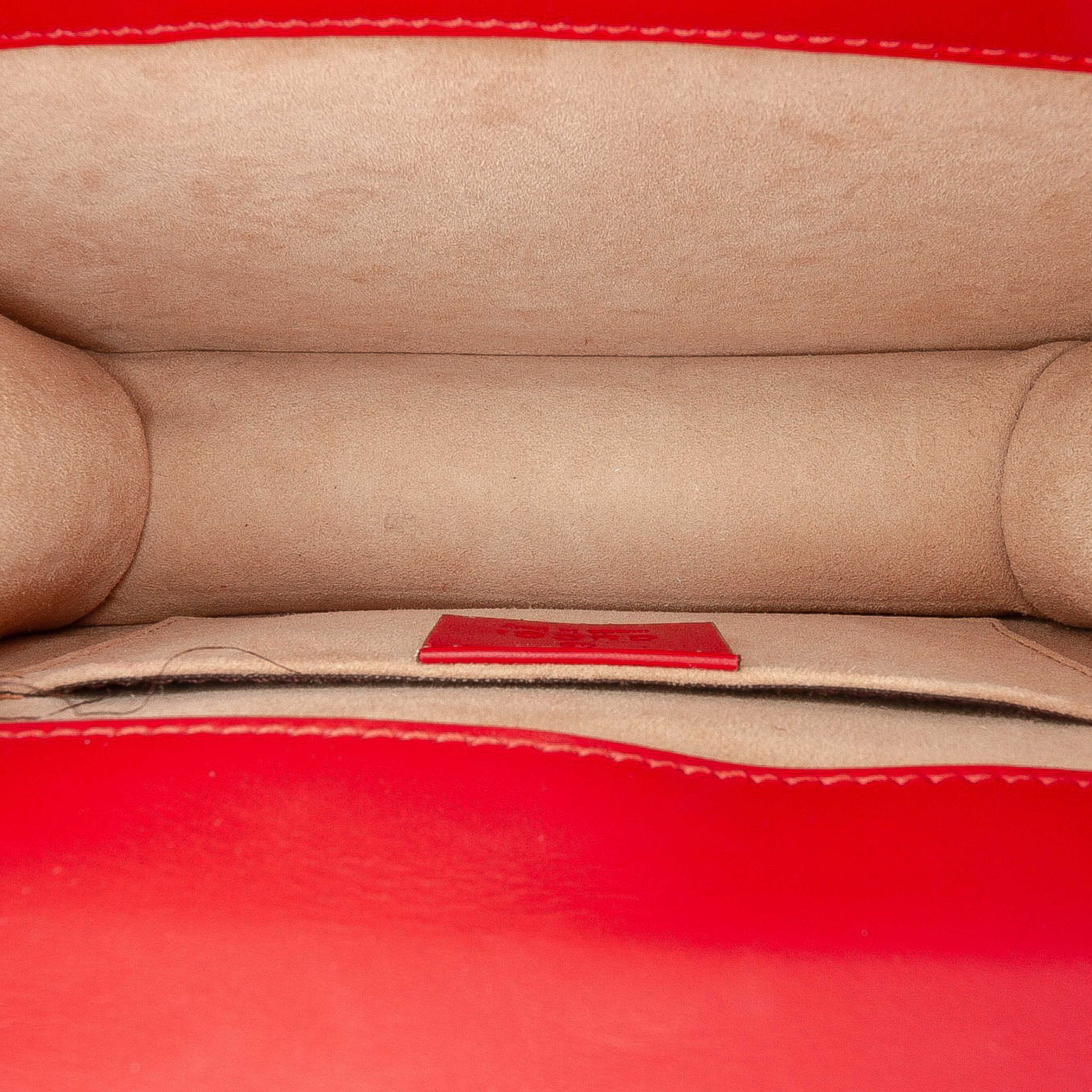 Gucci Mini Calfskin Sylvie Satchel, från Luxclusif, i färgen red. Klicka för att öppna bilden i stort format