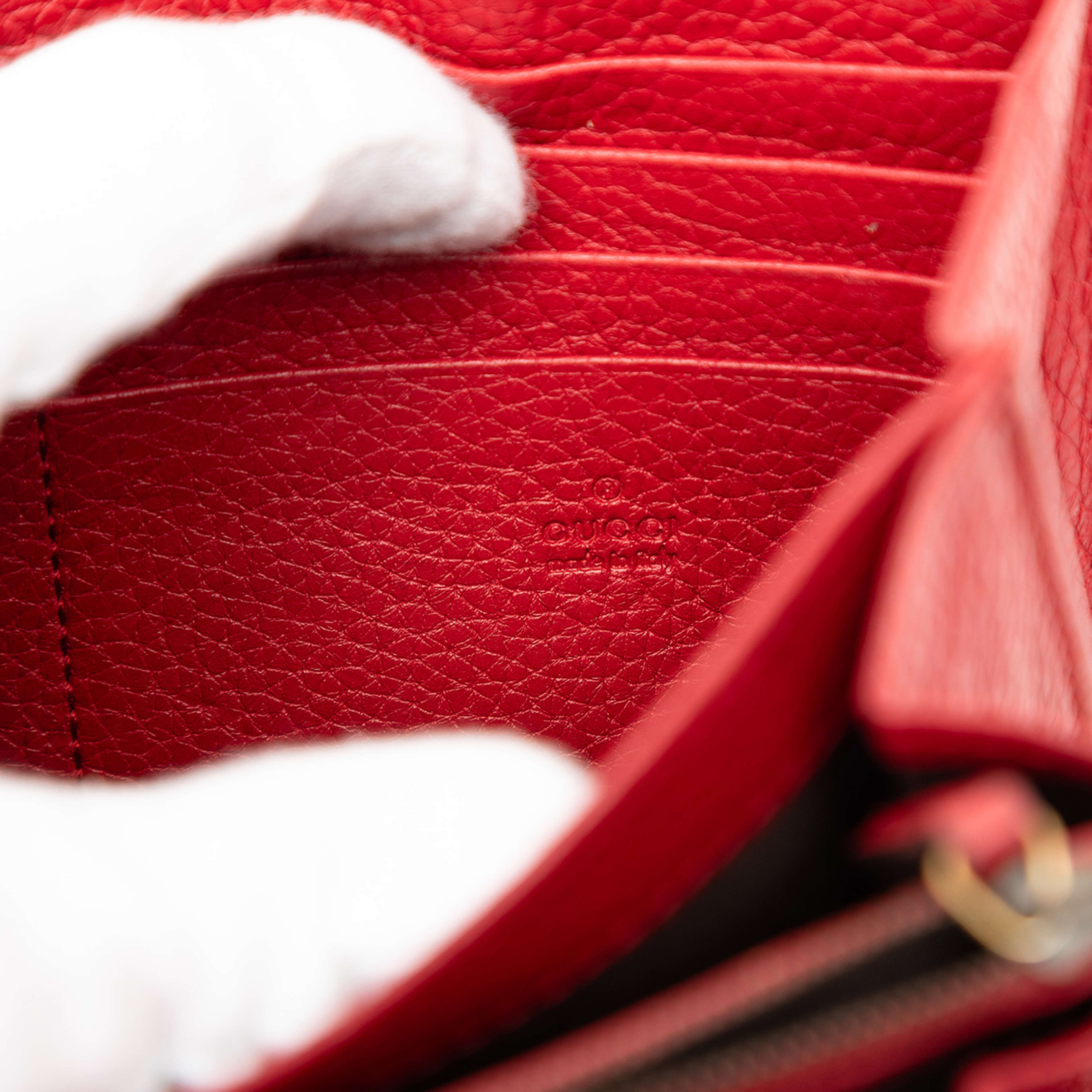 Gucci Gg Marmont Leather Wallet On Chain, från Luxclusif, i färgen red. Klicka för att öppna bilden i stort format