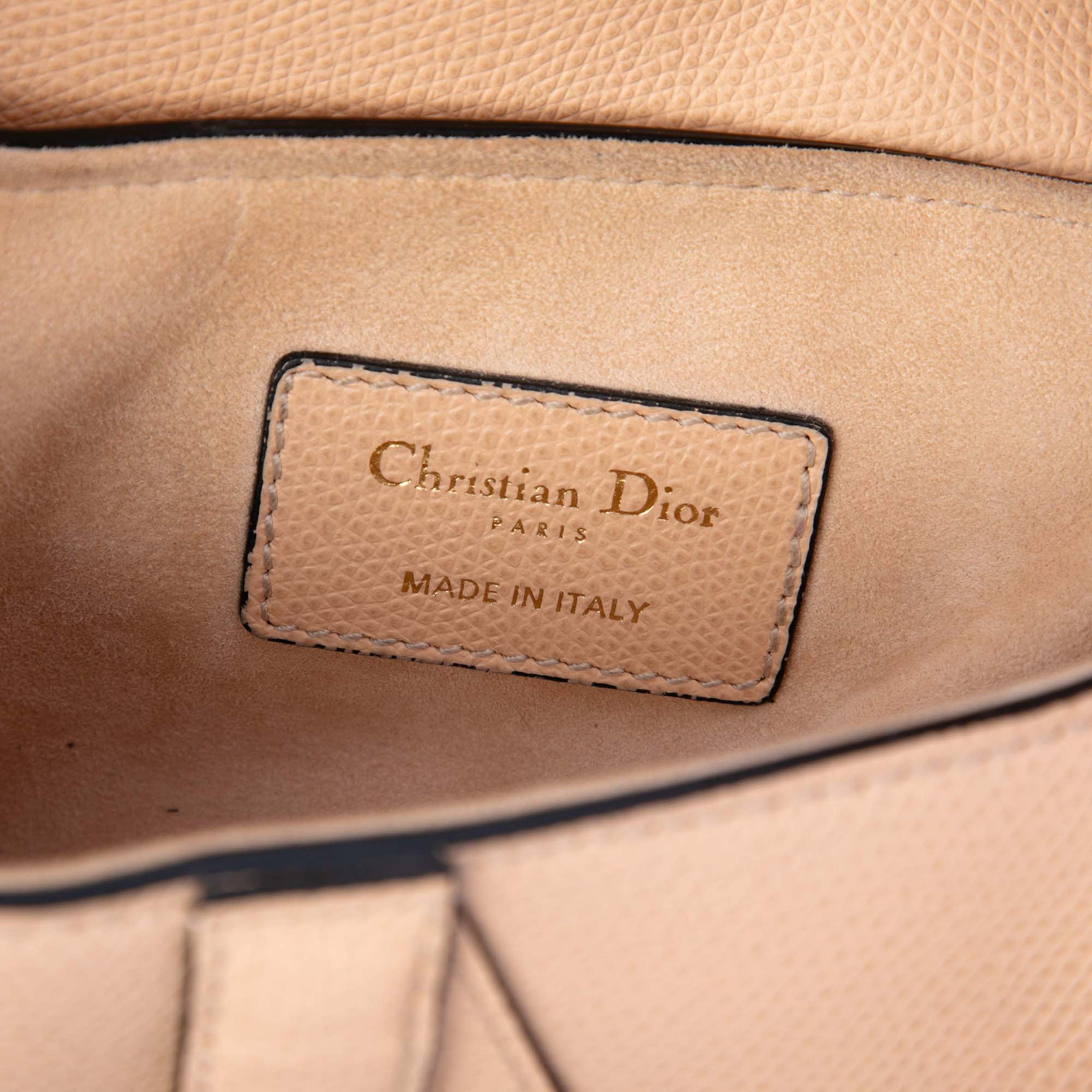 Dior Mini Grained Calfskin Saddle Bag, från Luxclusif, i färgen beige. Klicka för att öppna bilden i stort format