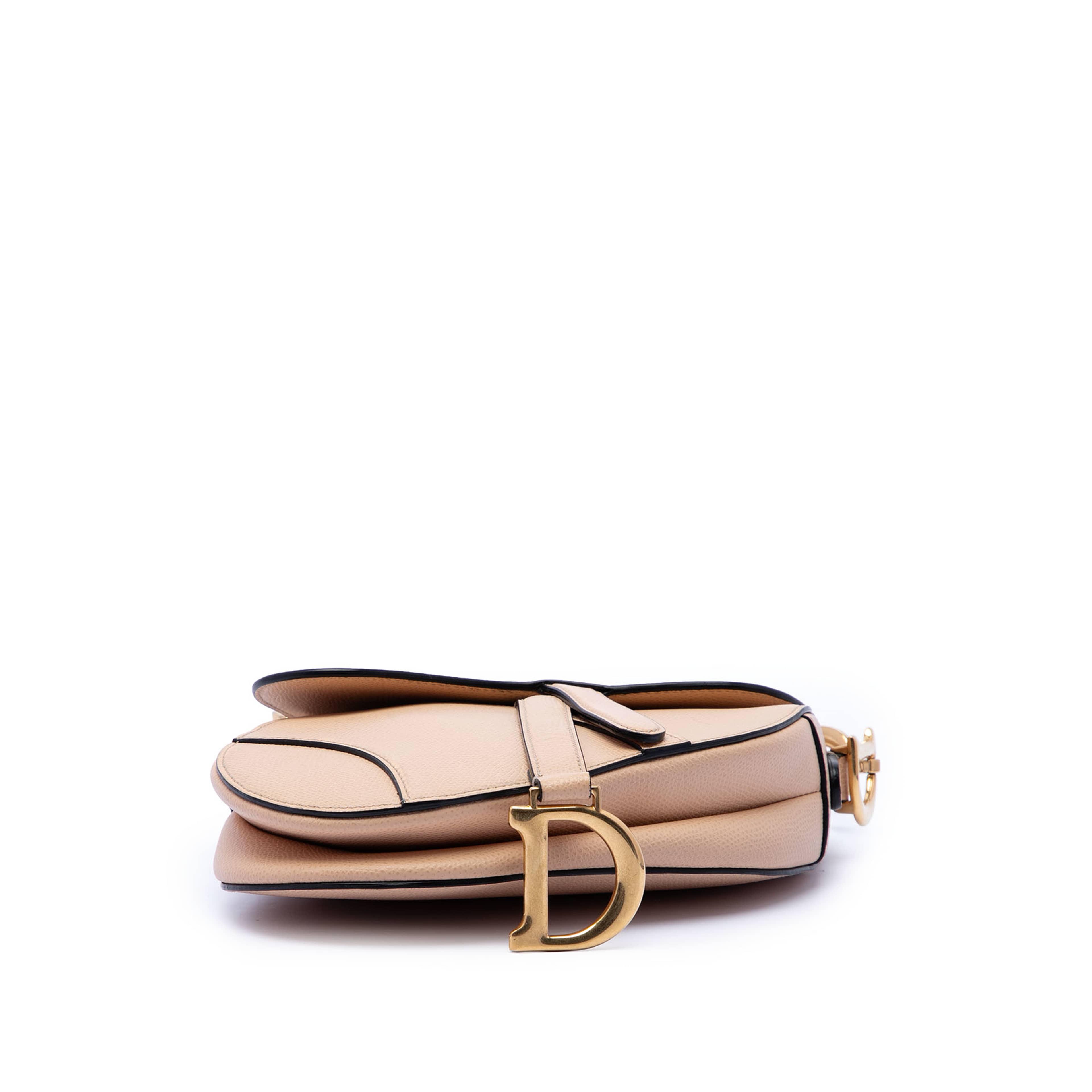 Dior Mini Grained Calfskin Saddle Bag, från Luxclusif, i färgen beige. Klicka för att öppna bilden i stort format