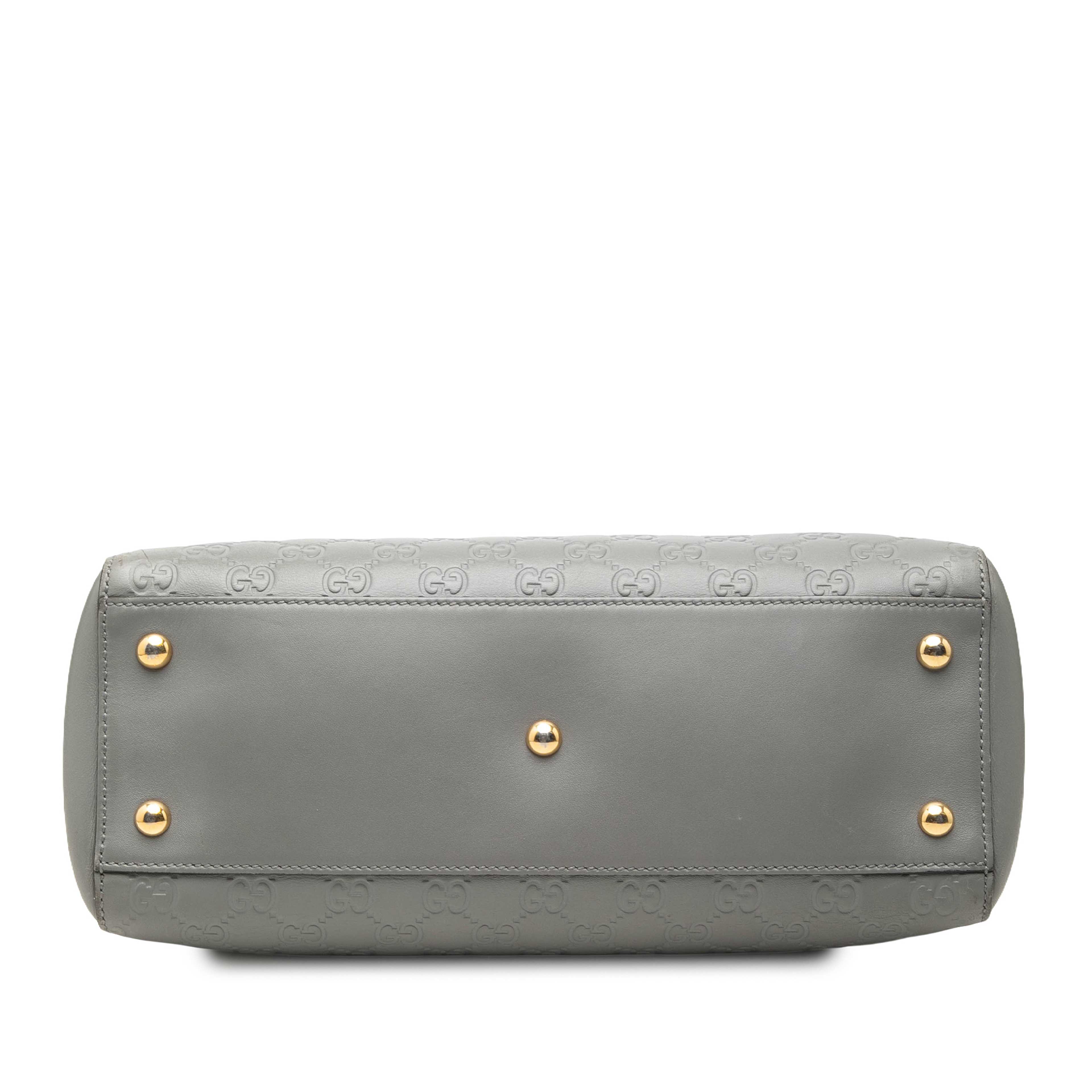 Gucci Medium Guccissima Soft Shoulder Bag, från Luxclusif, i färgen grå. Klicka för att öppna bilden i stort format