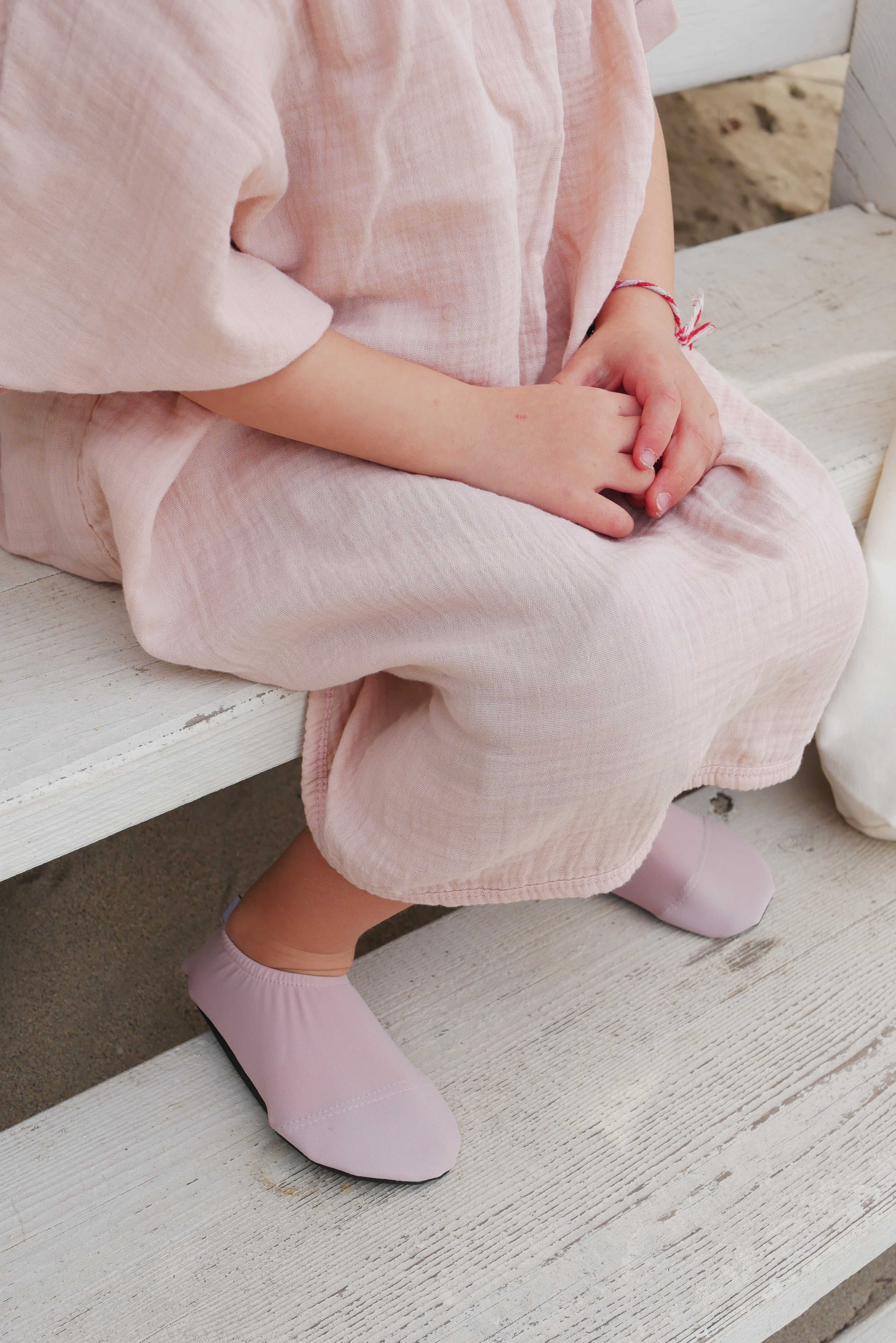 Miniaquas Badskor, från Minimoca, i färgen ljusrosa. Klicka för att öppna bilden i stort format