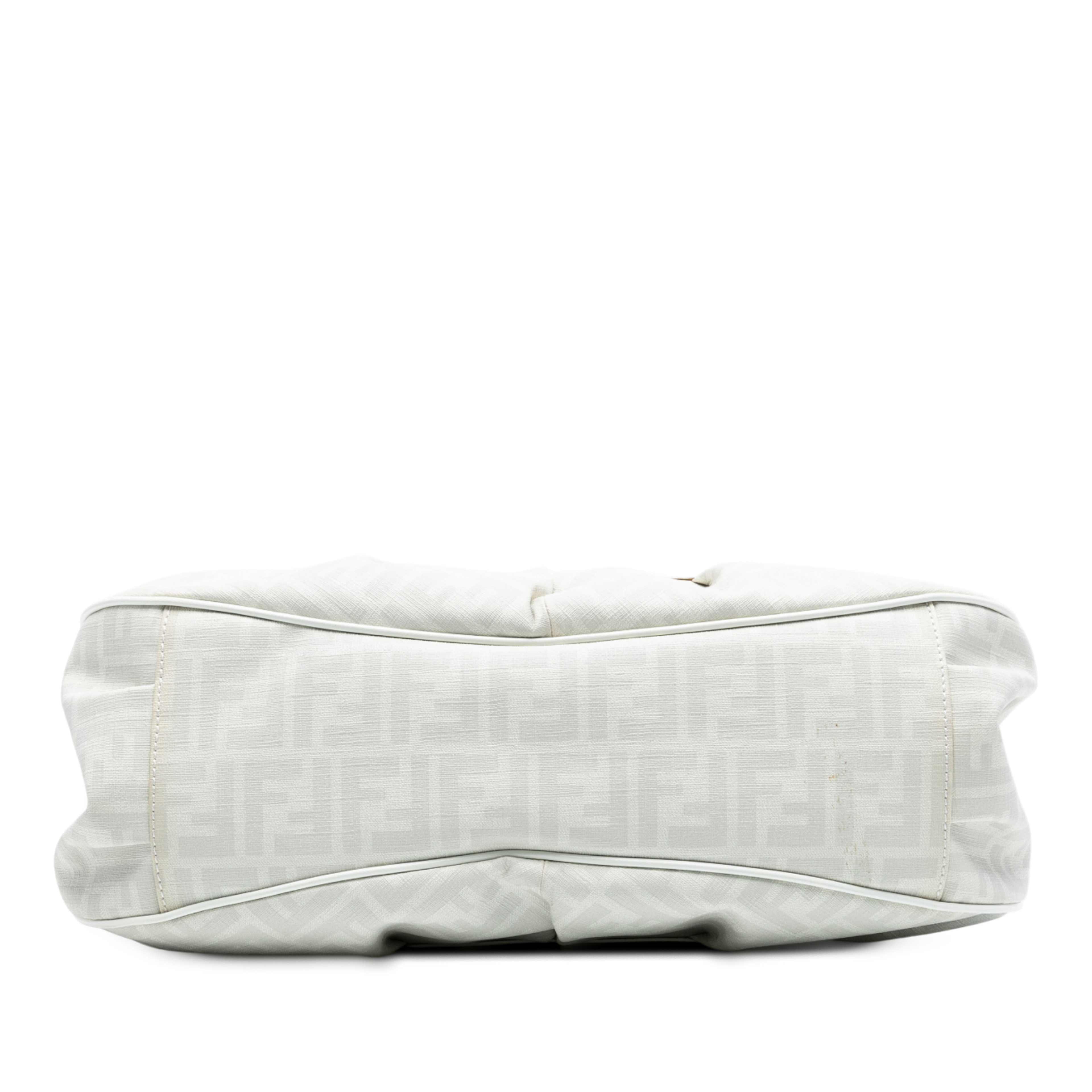 Fendi Large Zucca Spalmati Chef Shopper Tote, från Luxclusif, i färgen white. Klicka för att öppna bilden i stort format