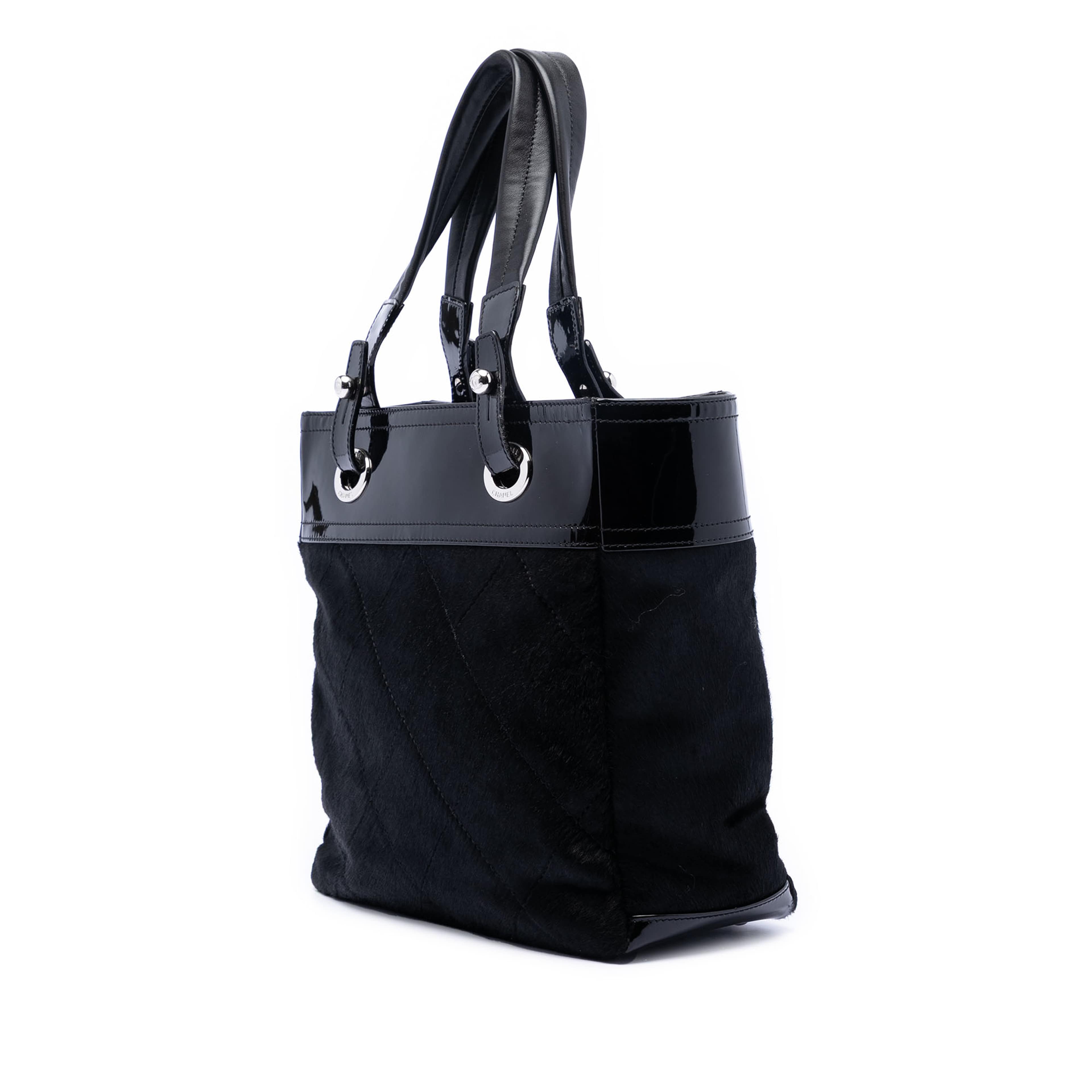 Chanel Small Quilted Pony Hair And Patent Paris Biarritz Tote, från Luxclusif, i färgen black. Klicka för att öppna bilden i stort format