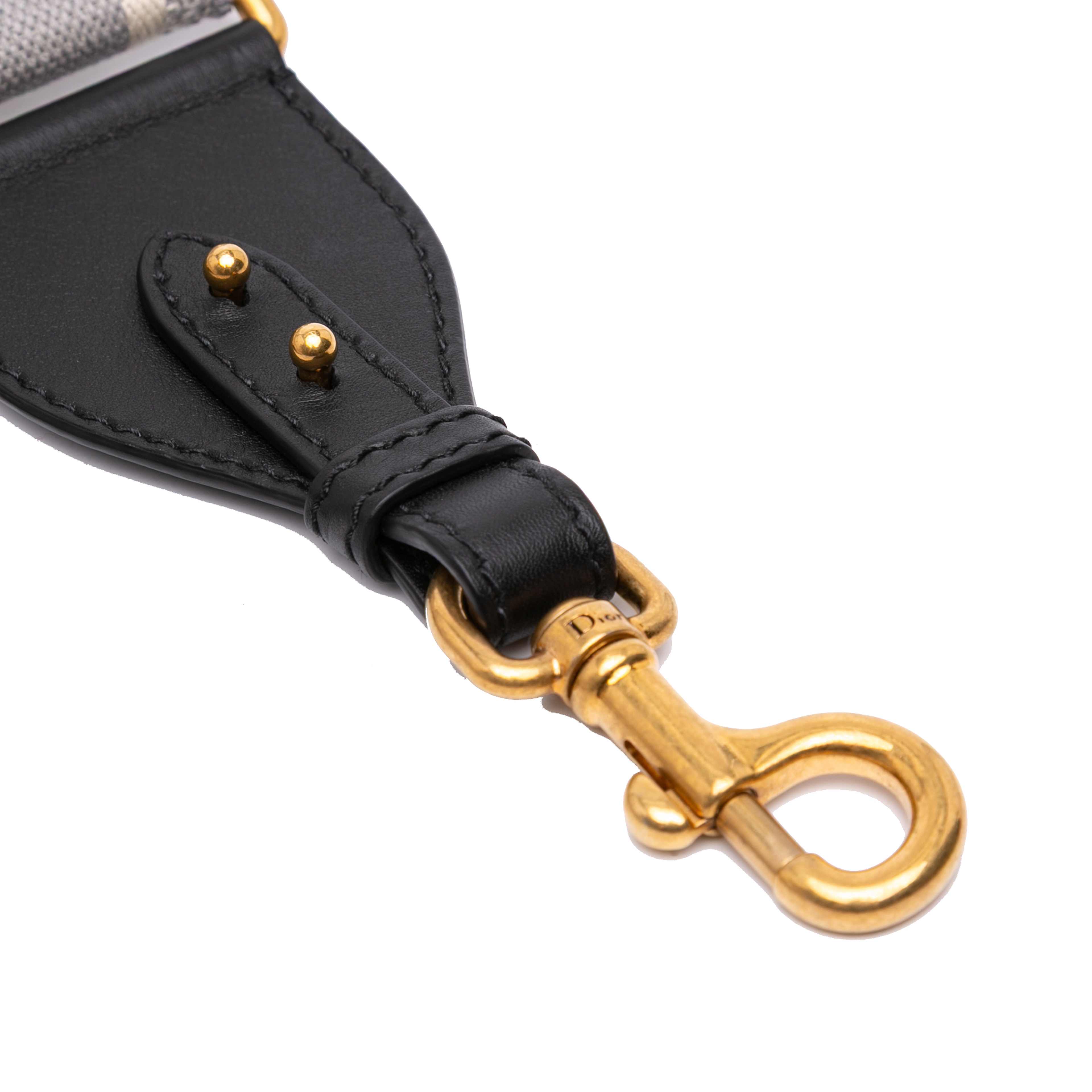 Dior Embroidered Canvas Logo Bag Strap, från Luxclusif, i färgen grå. Klicka för att öppna bilden i stort format