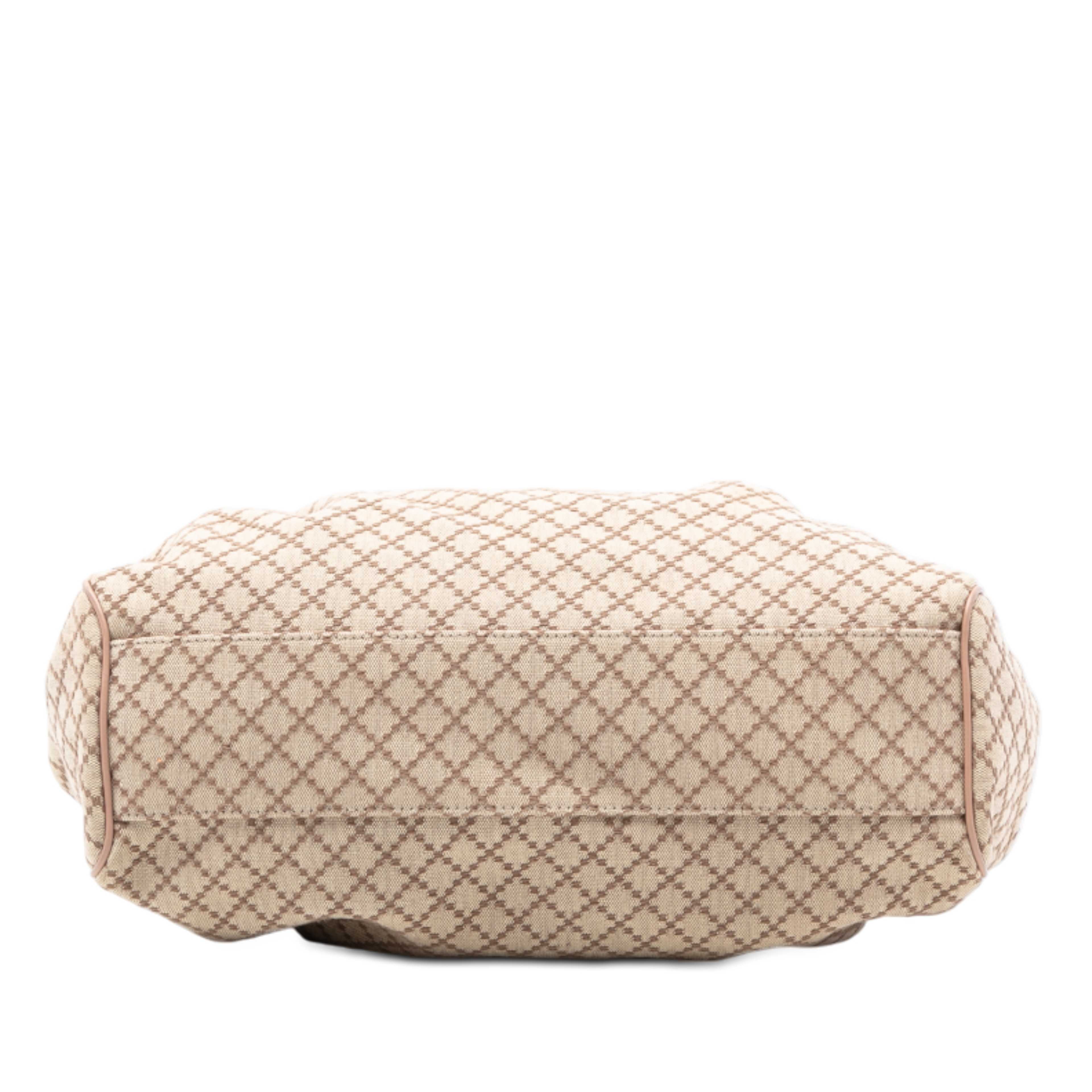 Gucci Medium Diamante Canvas Sukey Tote, från Luxclusif, i färgen beige. Klicka för att öppna bilden i stort format