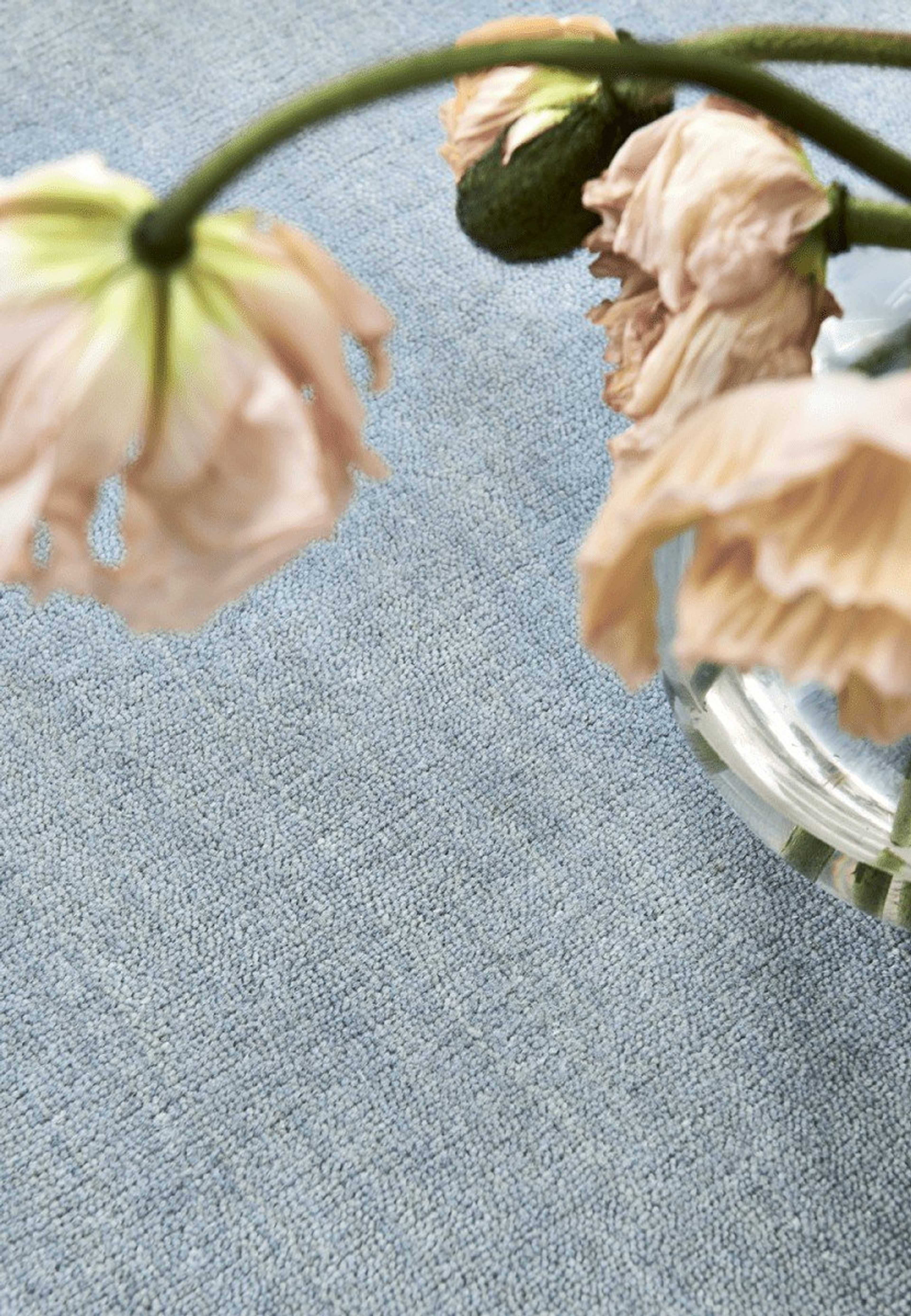 Ullmatta Solid 170x230cm, från Classic Collection, i färgen blå. Klicka för att öppna bilden i stort format