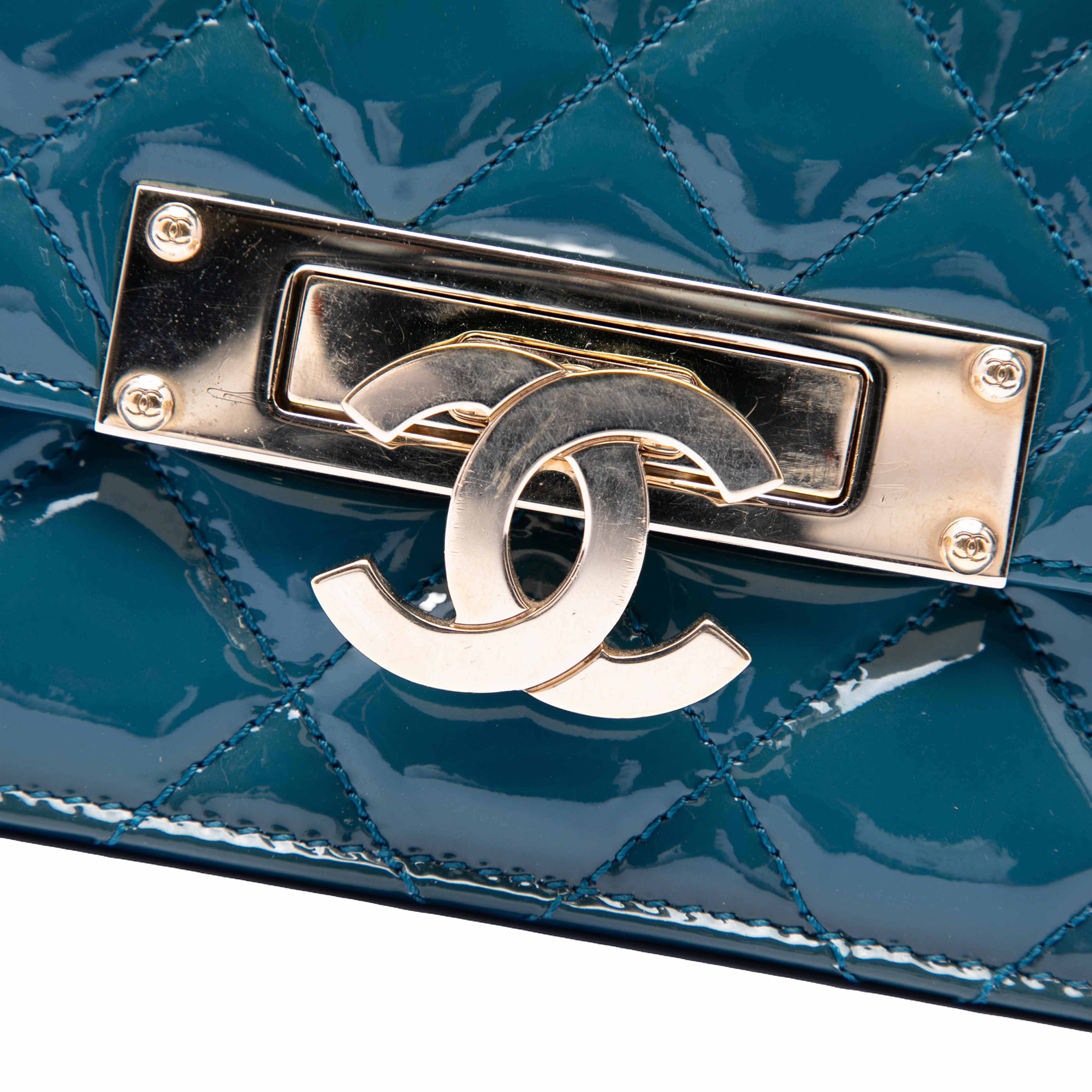 Chanel Quilted Patent Golden Class East West Wallet On Chain, från Luxclusif, i färgen peacock. Klicka för att öppna bilden i stort format
