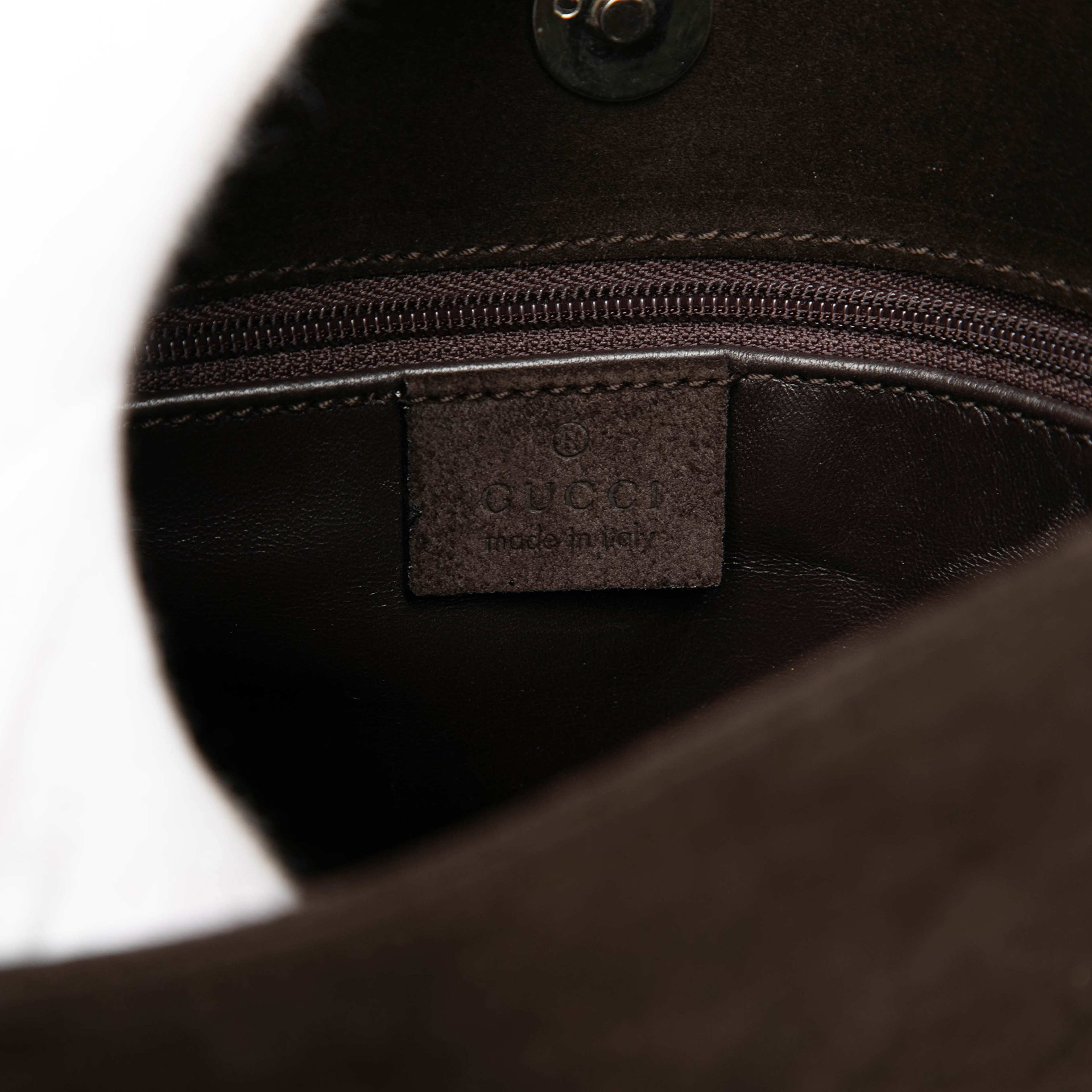 Gucci Suede Shoulder Bag, från Luxclusif, i färgen dark brown. Klicka för att öppna bilden i stort format