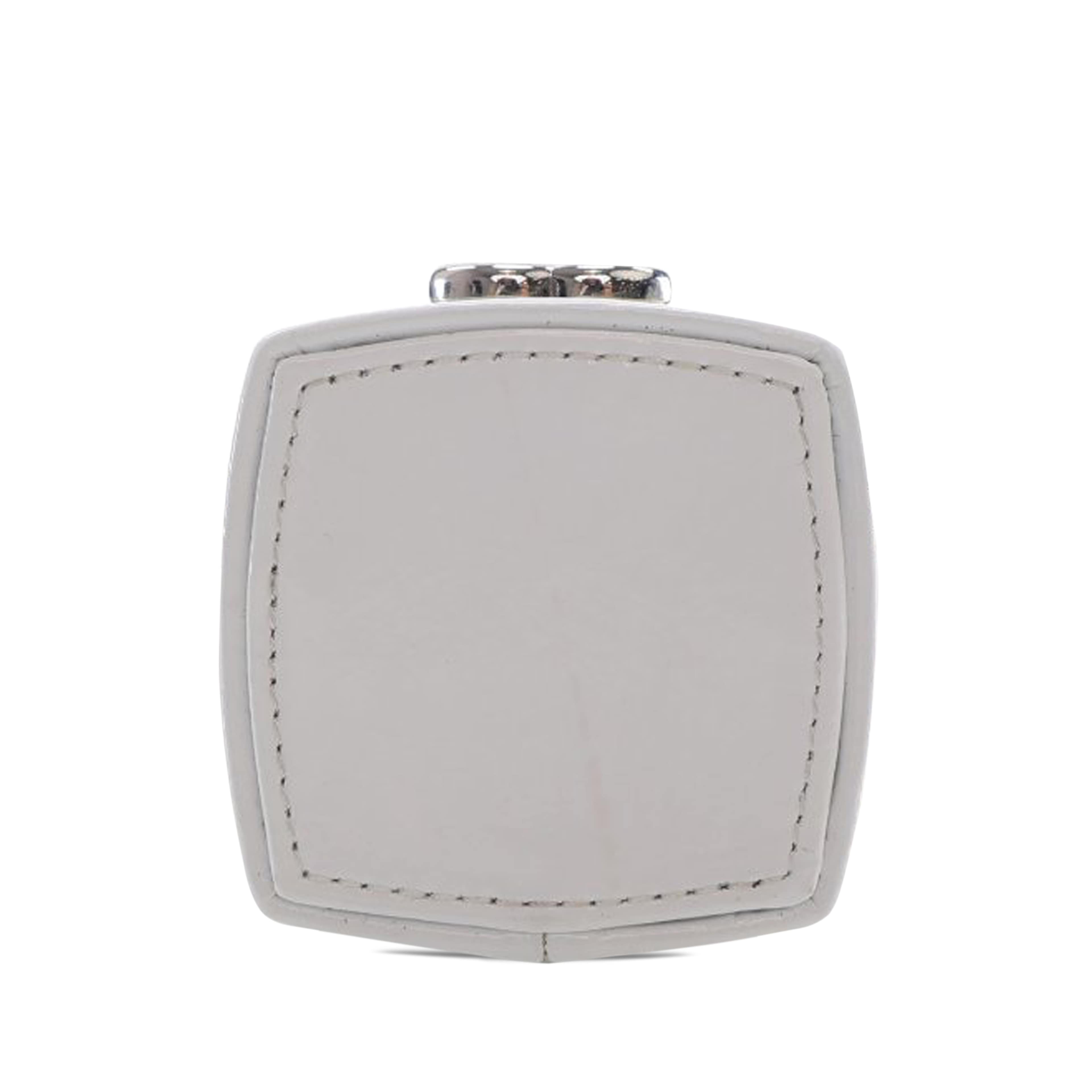 Chanel Patent Goatskin Make-up Box Clutch With Chain, från Luxclusif, i färgen white. Klicka för att öppna bilden i stort format