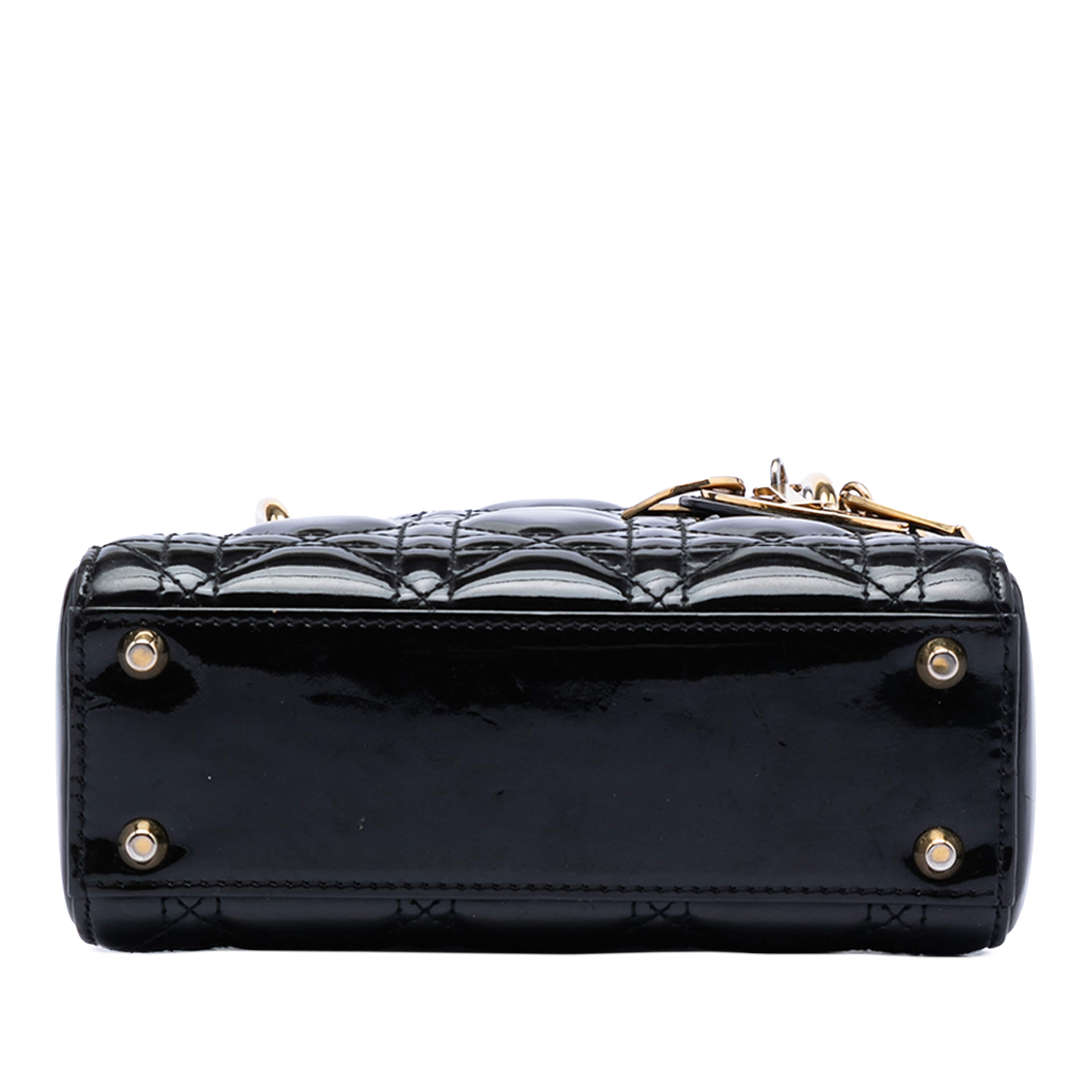 Dior Mini Patent Cannage Lady Dior, från Luxclusif, i färgen svart. Klicka för att öppna bilden i stort format