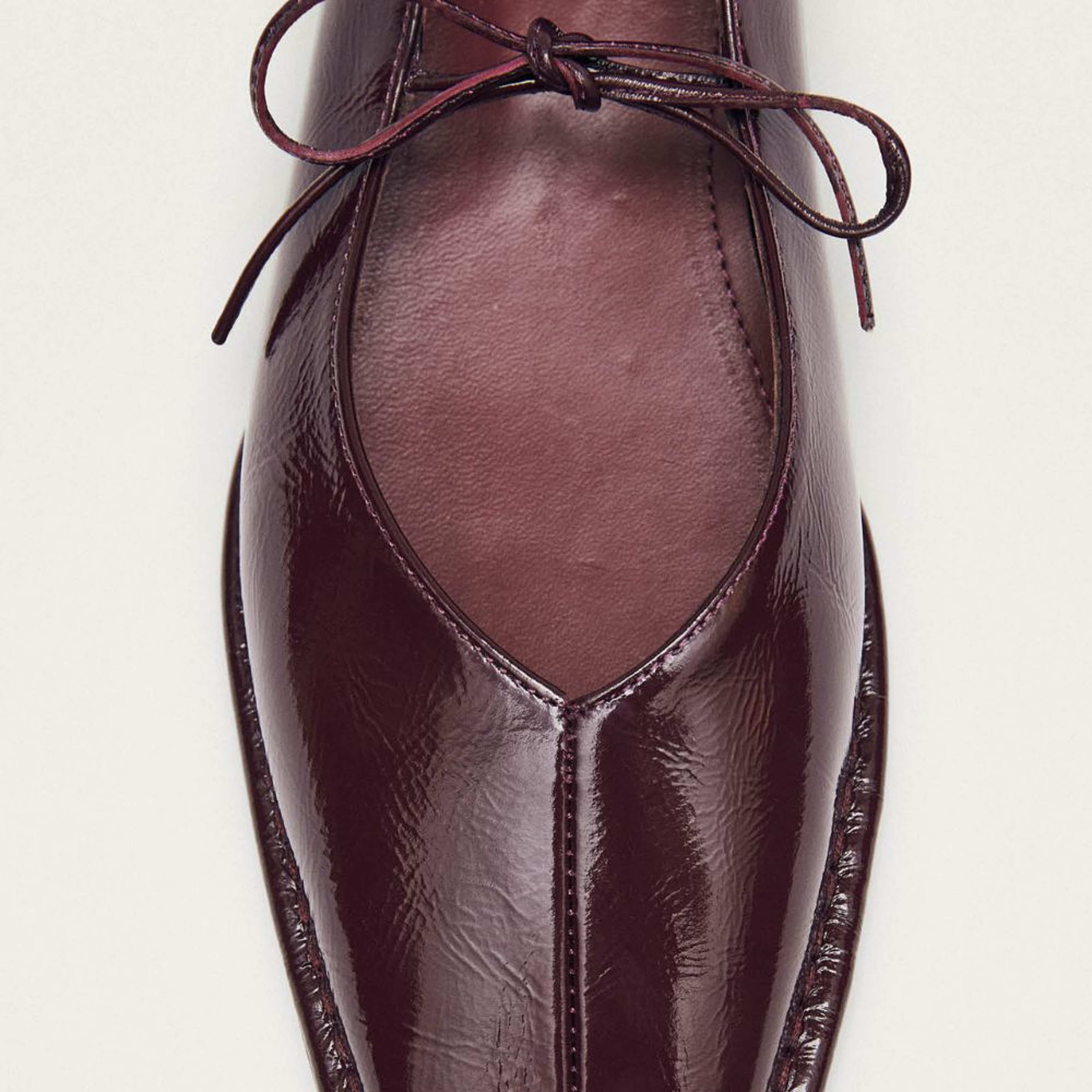 Sway Burgundy Leather Ballet Flats, från Alohas, i färgen burgundy. Klicka för att öppna bilden i stort format