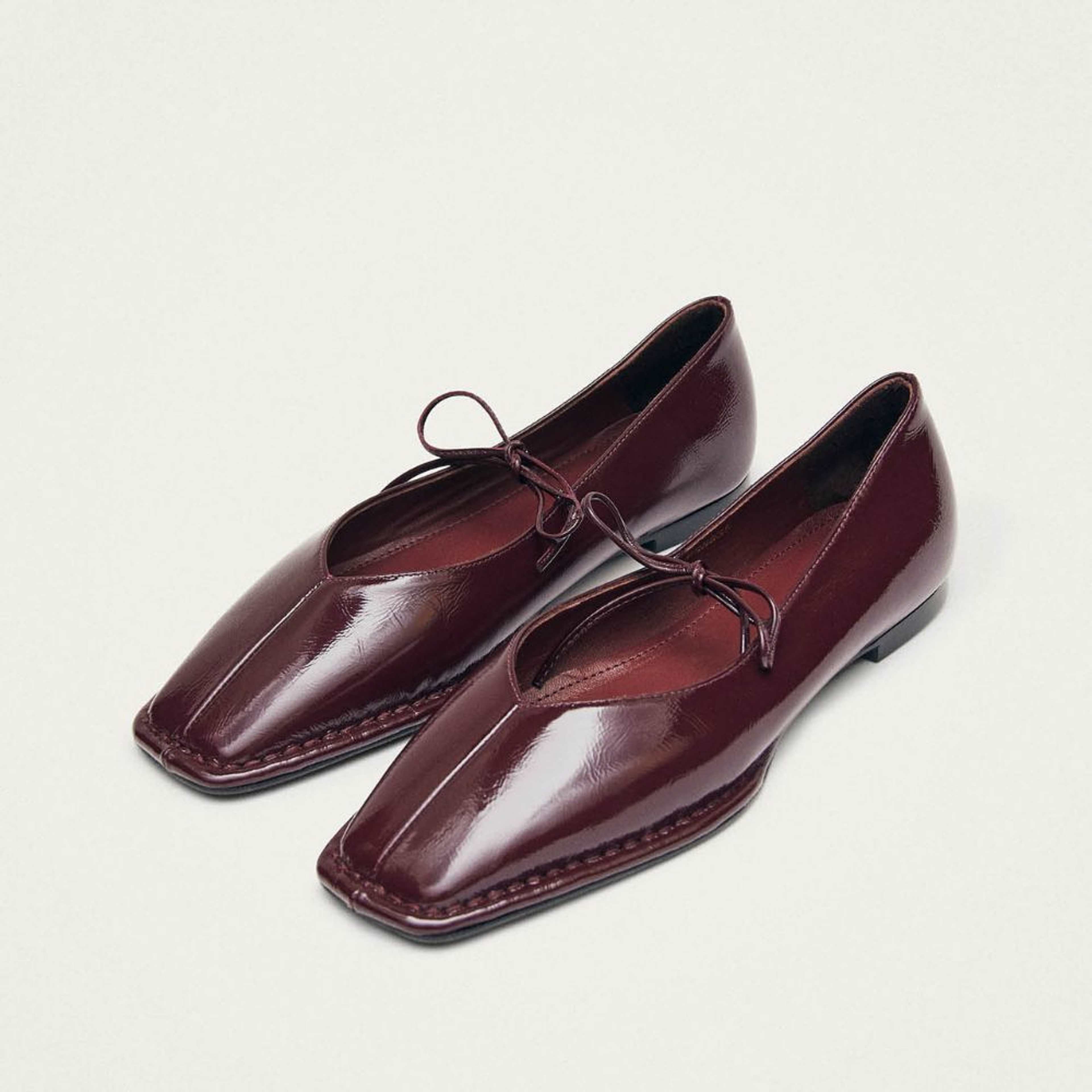 Sway Burgundy Leather Ballet Flats, från Alohas, i färgen burgundy. Klicka för att öppna bilden i stort format