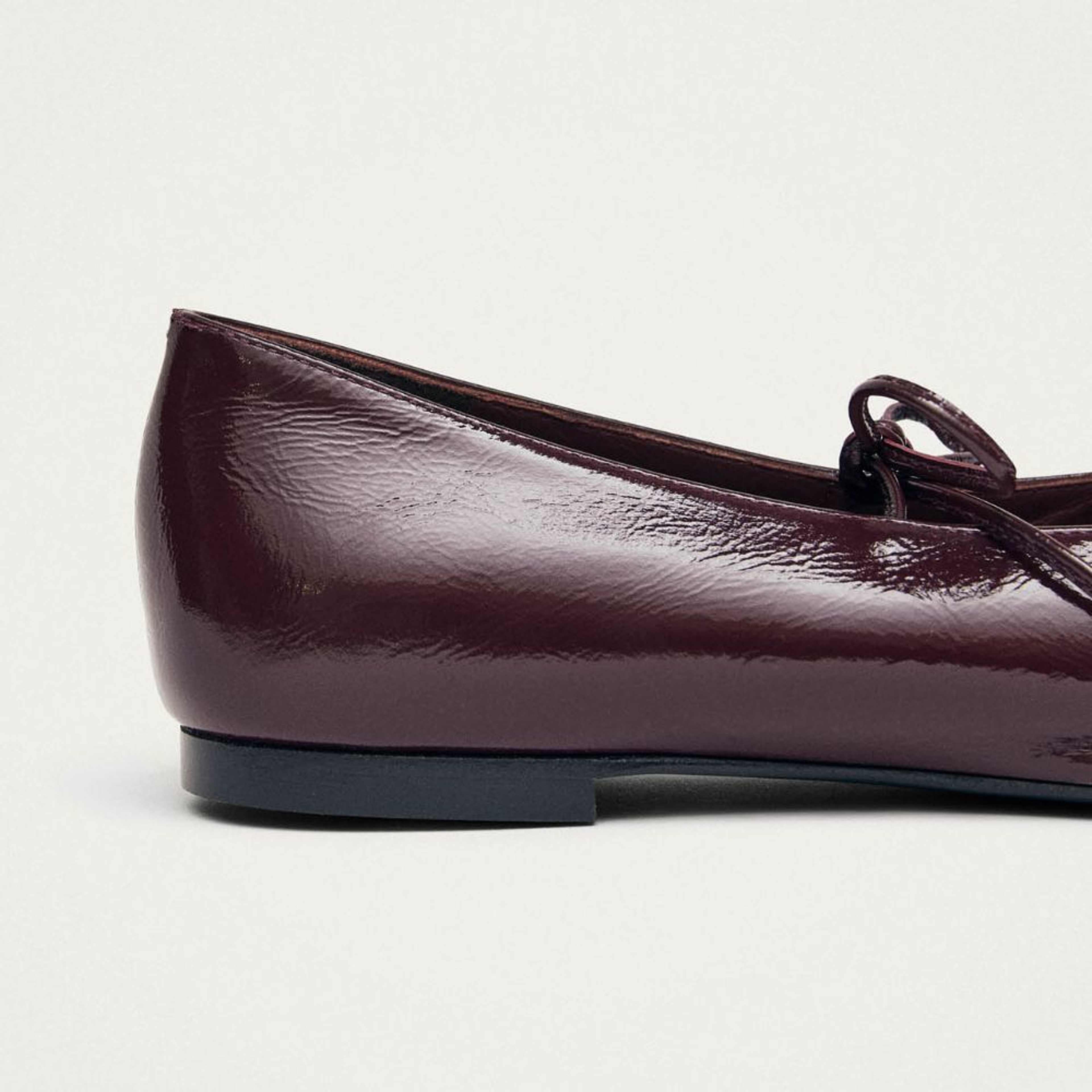 Sway Burgundy Leather Ballet Flats, från Alohas, i färgen burgundy. Klicka för att öppna bilden i stort format