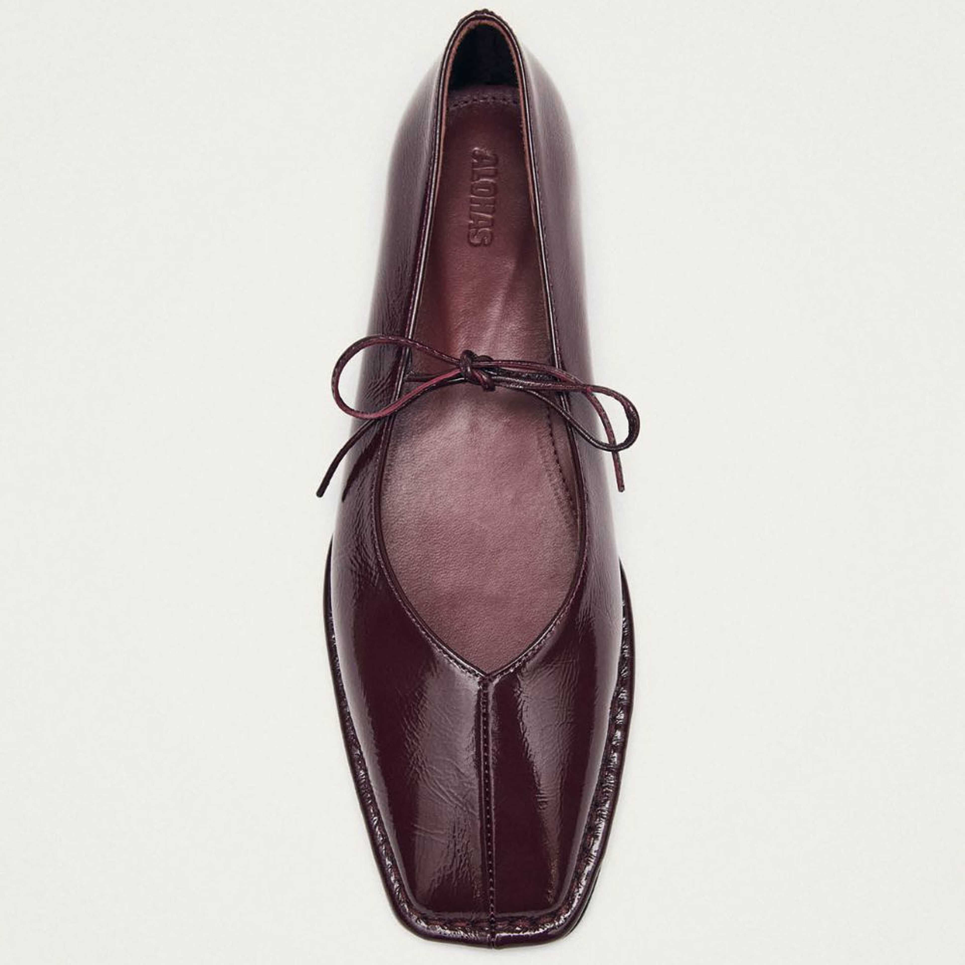 Sway Burgundy Leather Ballet Flats, från Alohas, i färgen burgundy. Klicka för att öppna bilden i stort format