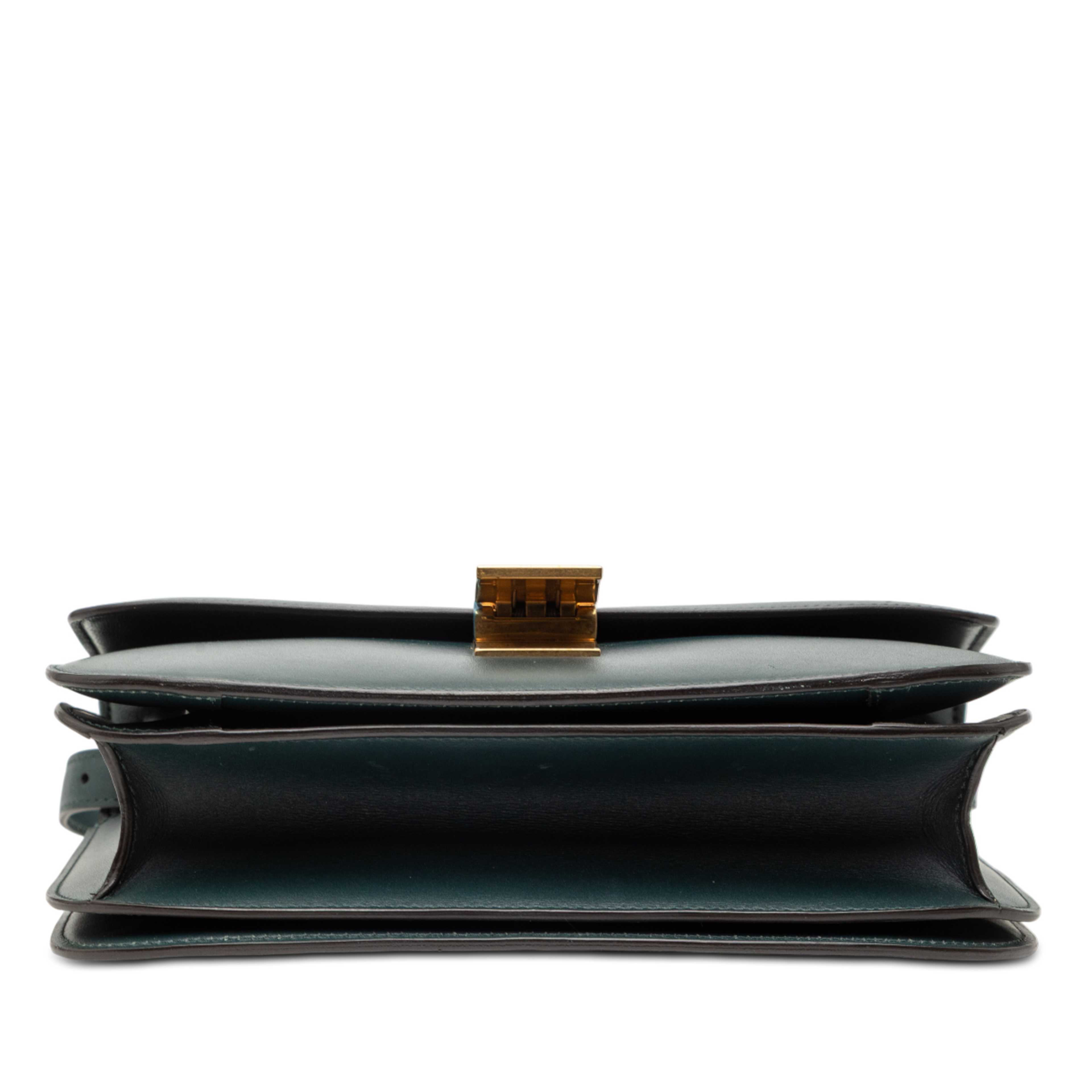 Celine Medium Calfskin Classic Box, från Luxclusif, i färgen dark green. Klicka för att öppna bilden i stort format