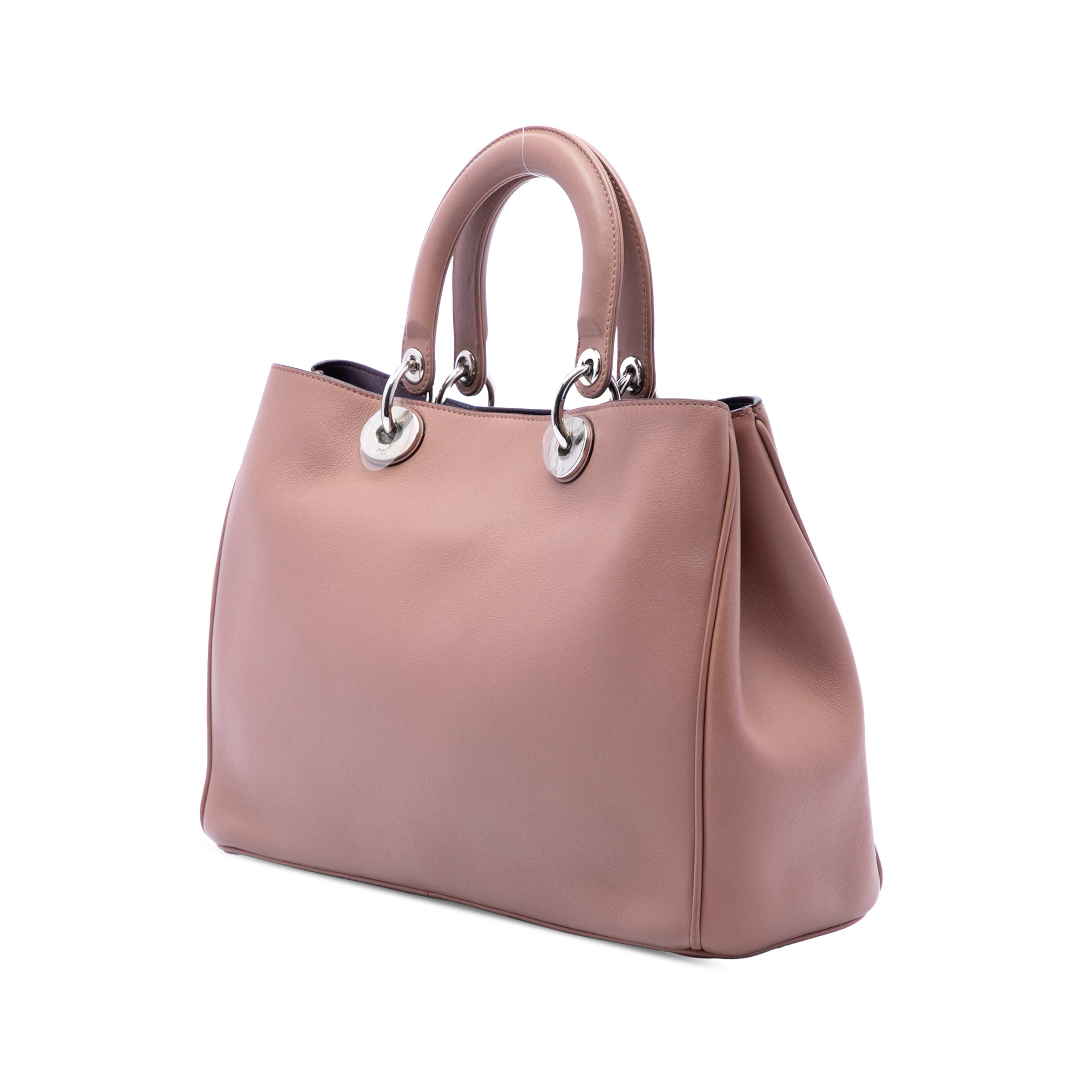 Dior Medium Leather Diorissimo Satchel, från Luxclusif, i färgen rosa. Klicka för att öppna bilden i stort format