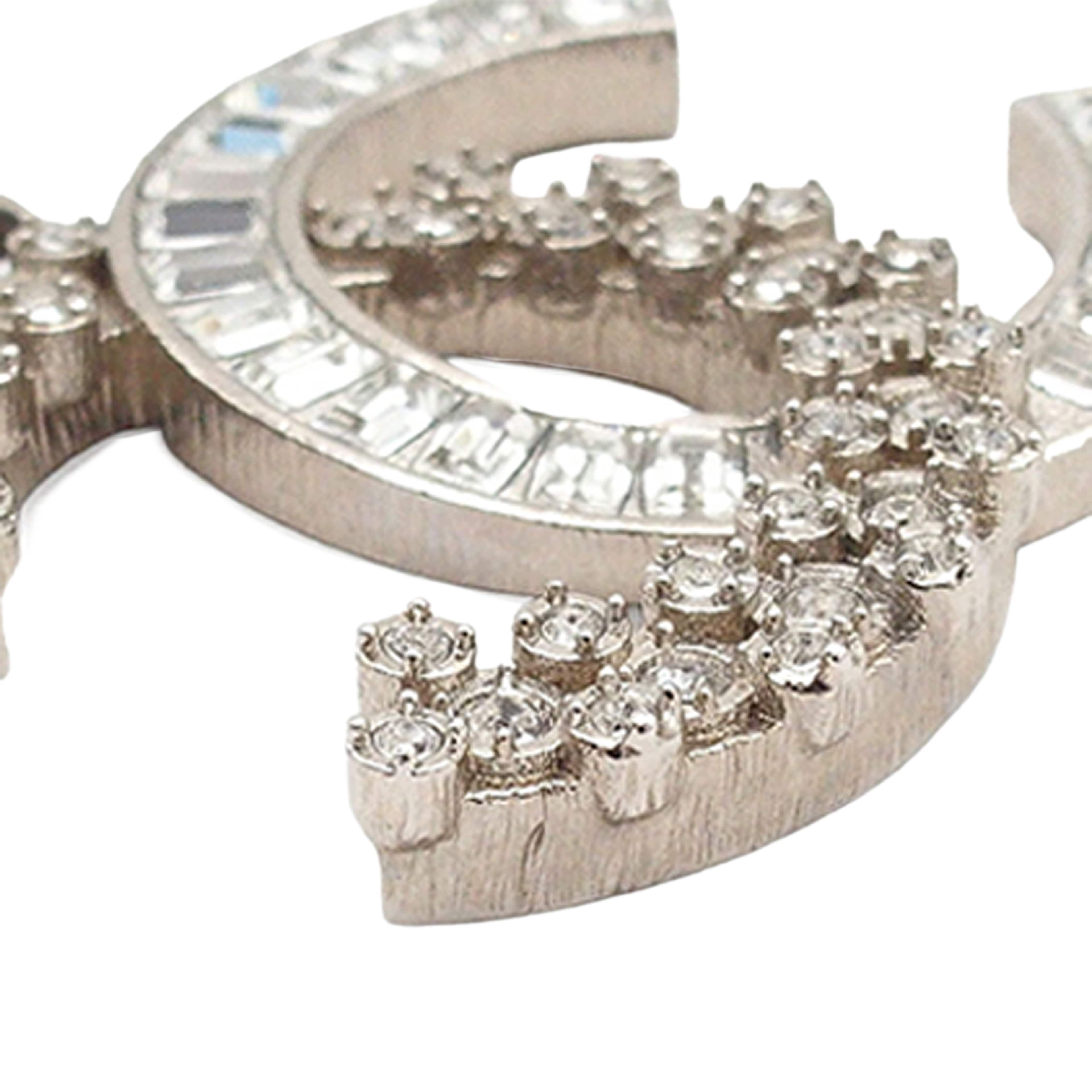 Chanel Cc Silver Plated Rhinestones Pendant Necklace, från Luxclusif, i färgen silver. Klicka för att öppna bilden i stort format