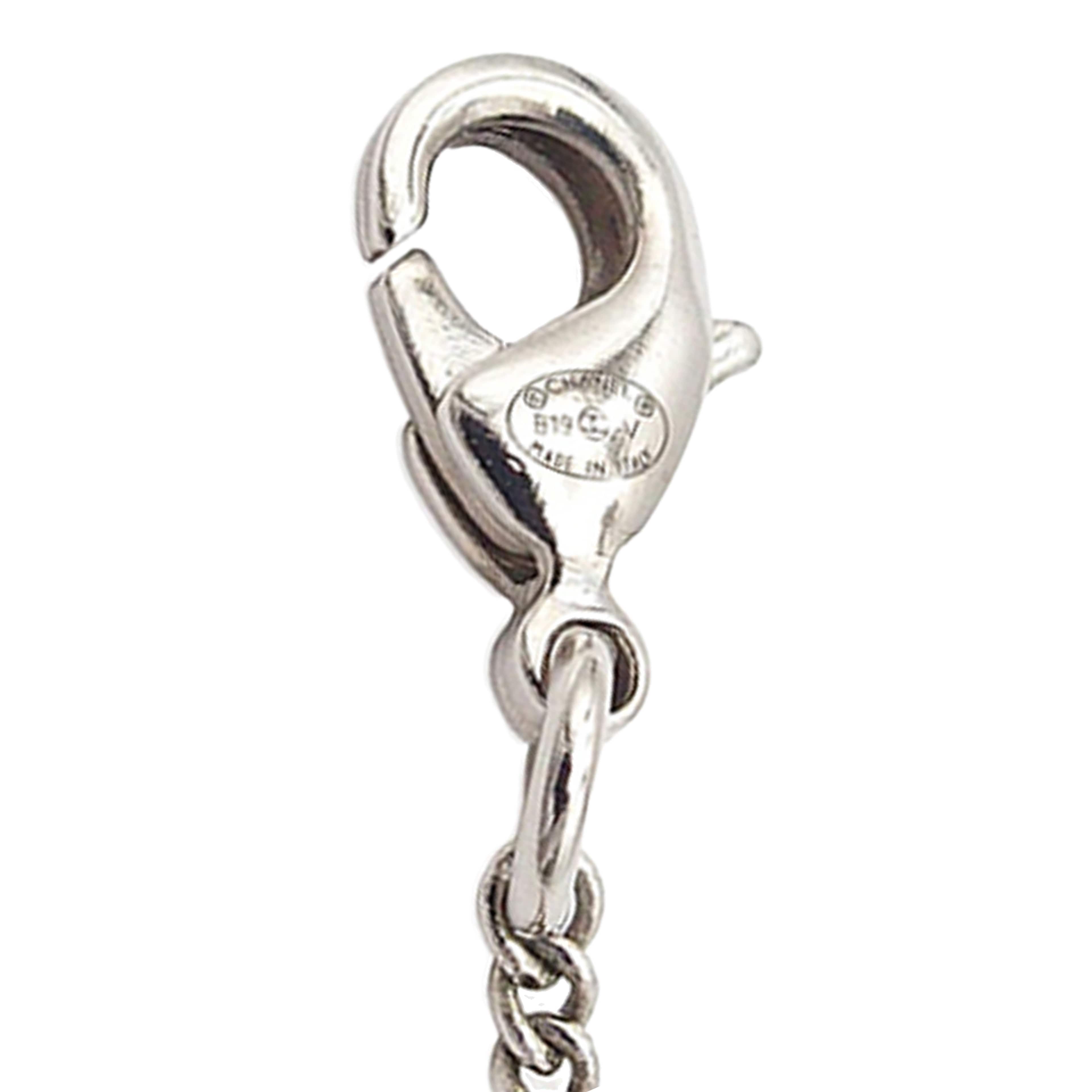 Chanel Cc Silver Plated Rhinestones Pendant Necklace, från Luxclusif, i färgen silver. Klicka för att öppna bilden i stort format