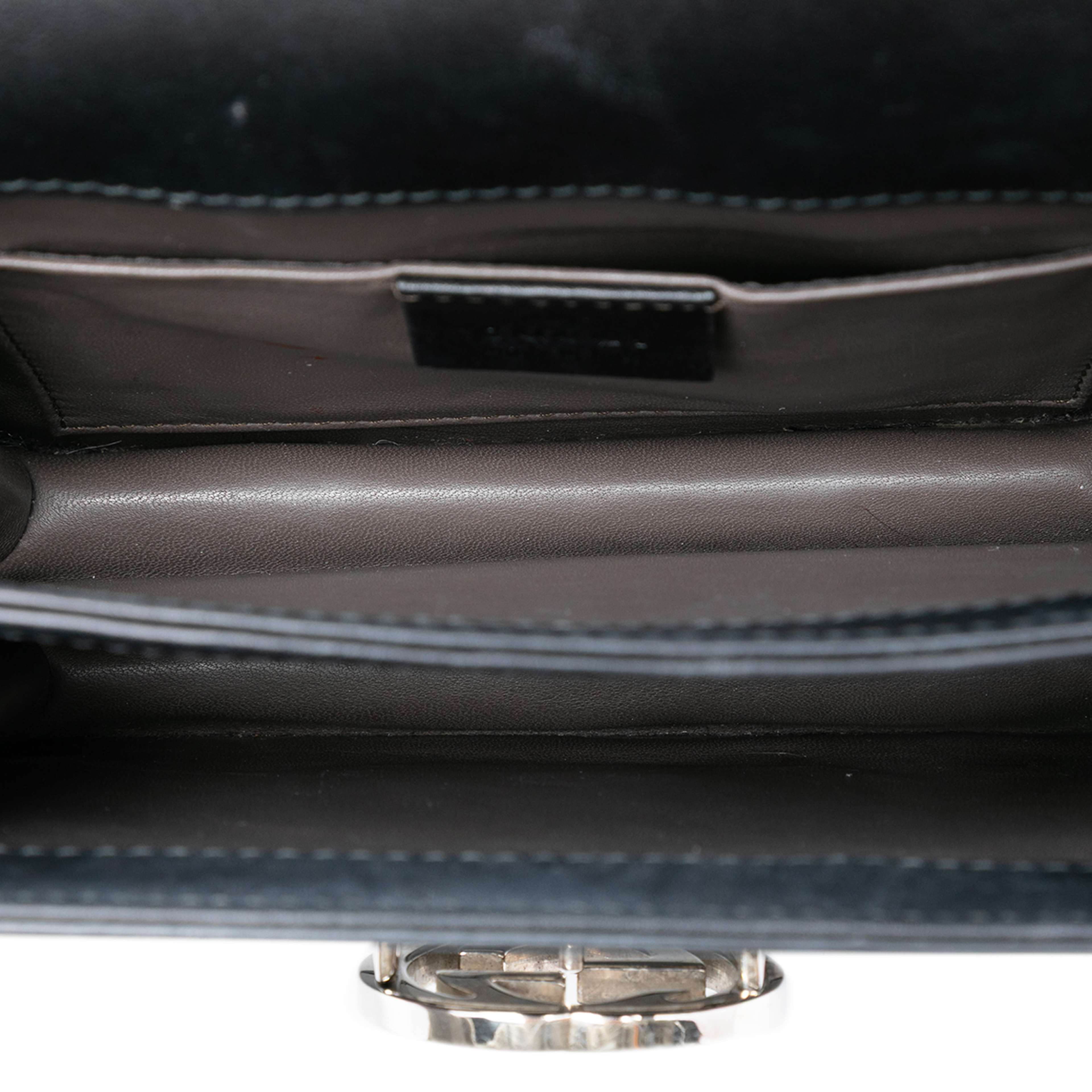 Gucci Small Polished Calfskin Interlocking G Dollar Crossbody, från Luxclusif, i färgen black. Klicka för att öppna bilden i stort format