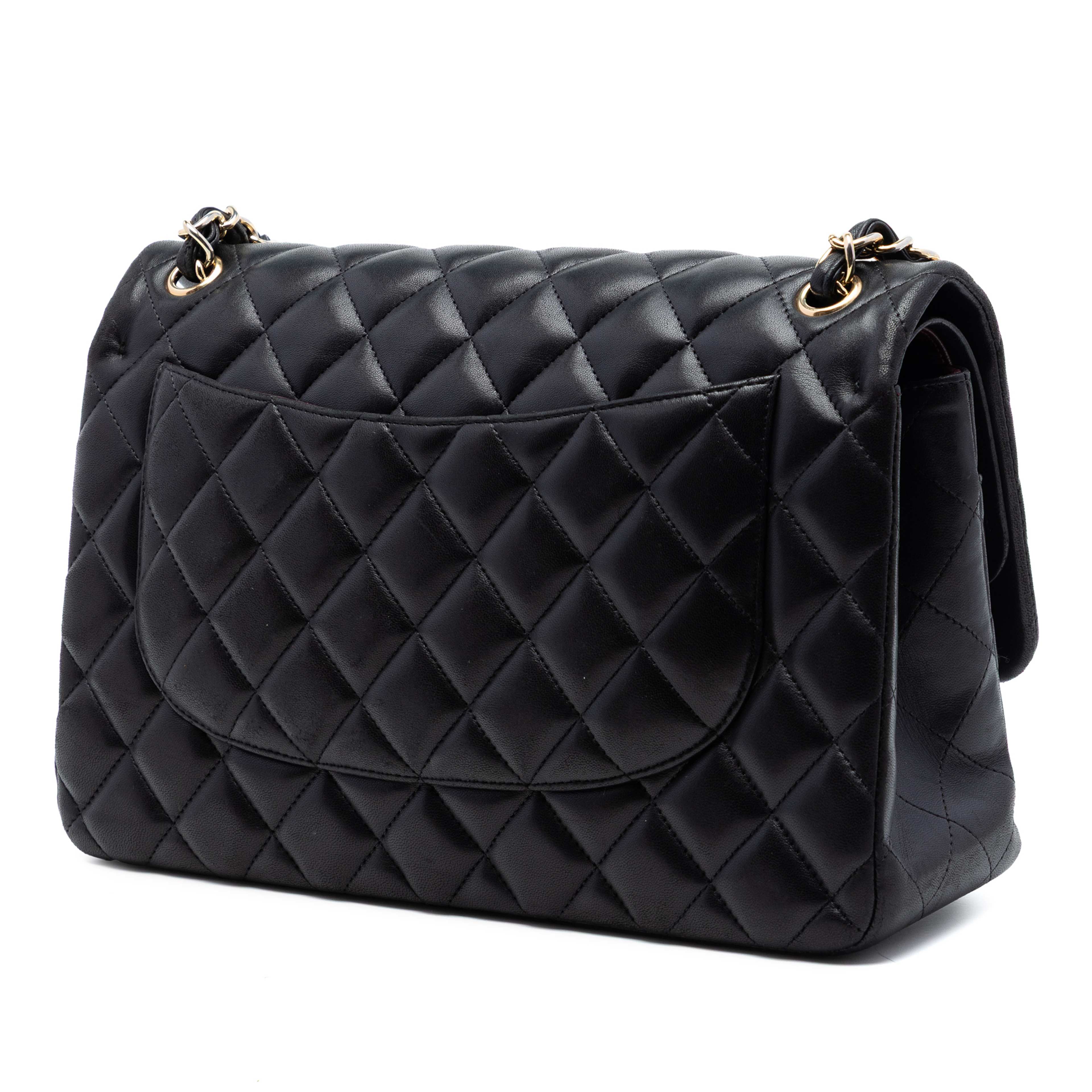 Chanel Jumbo Classic Lambskin Double Flap, från Luxclusif, i färgen black. Klicka för att öppna bilden i stort format
